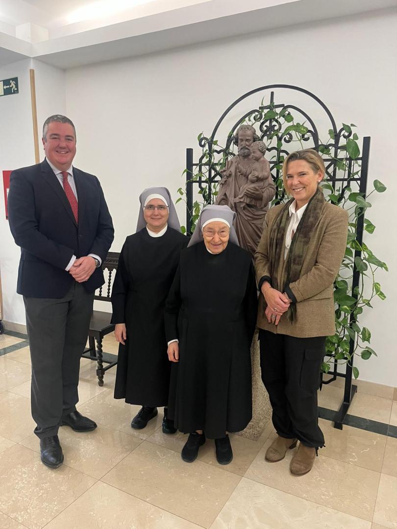 El decano, Jaime Ubillos, y la secretaria de la Junta de Gobierno, Ana Gurbido, recibidos por la madre superiora de dicha congregación en Pamplona