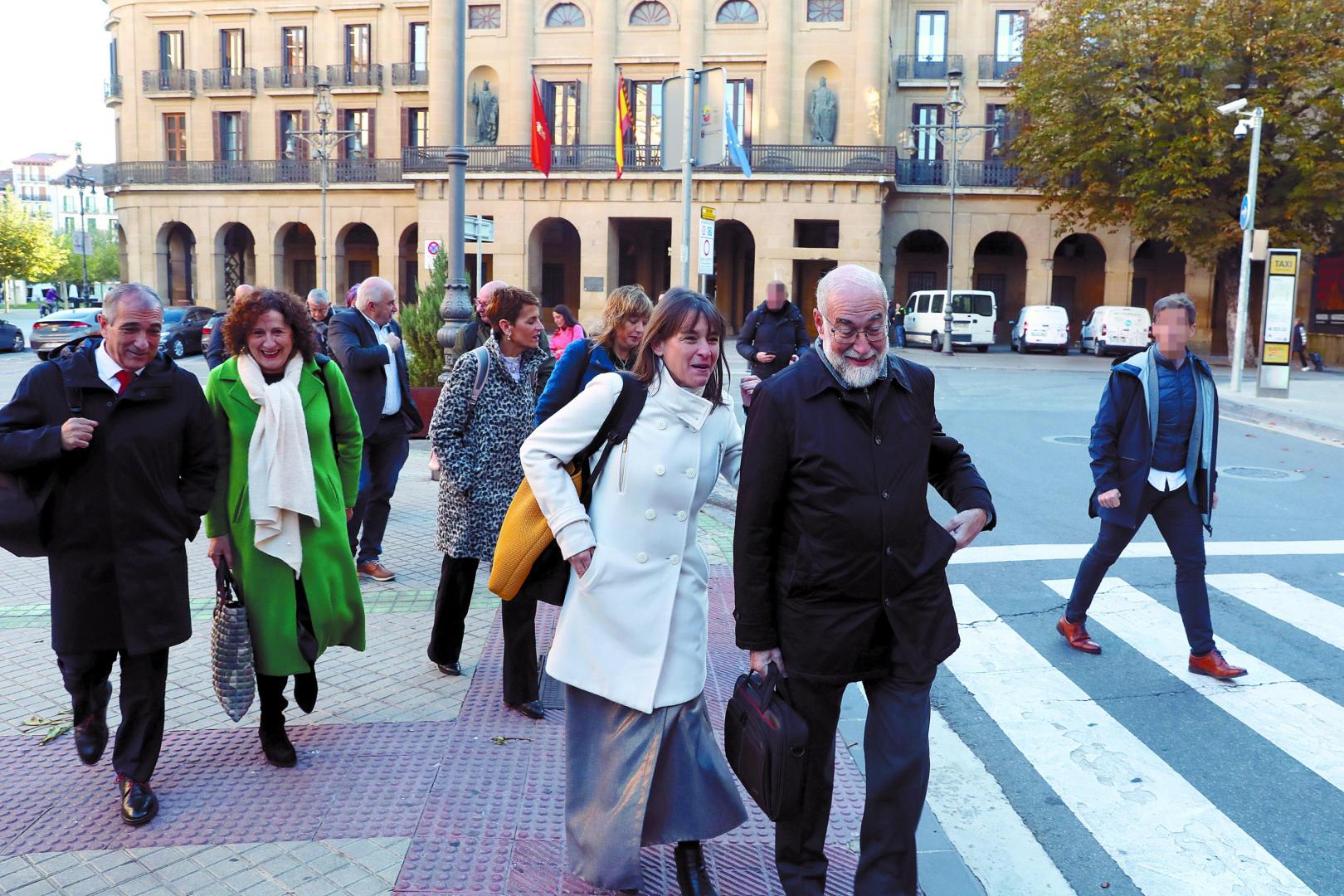 Miembros del Gobierno caminan por el Paseo de Sarasate,  para asistir a un debate sobre el estado de Navarra en el Parlamento