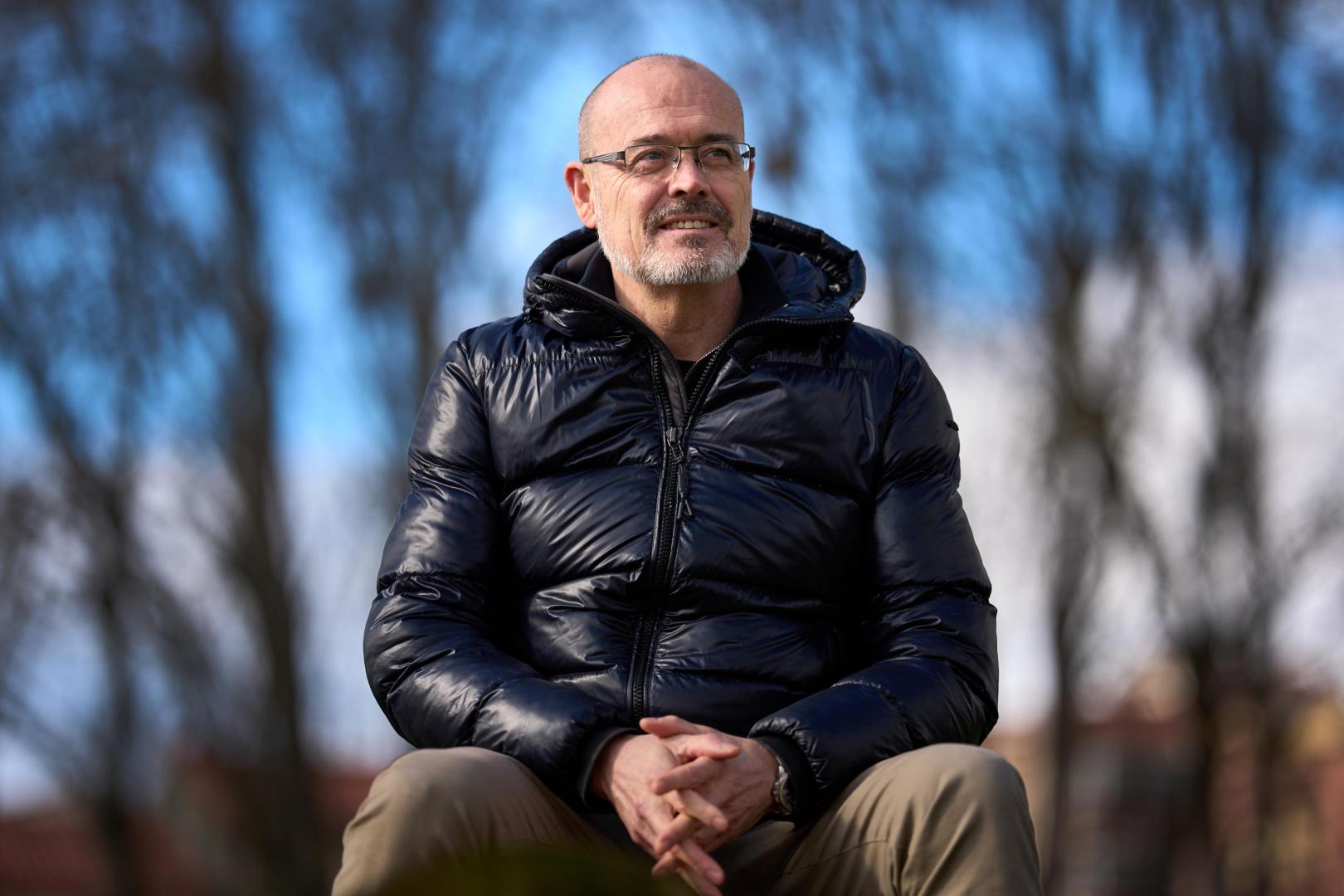 El poeta Santiago Elso Torralba, fotografiado en el entorno del Hospital Universitario de Navarra, donde trabaja como administrativo