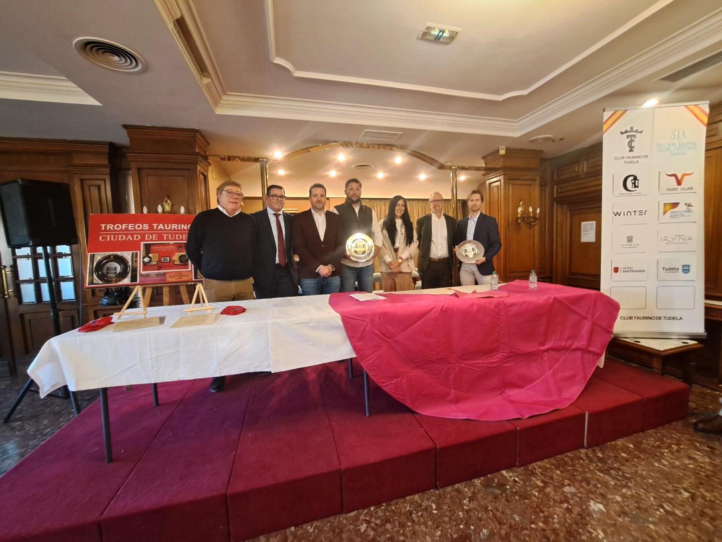 De izda. a dcha.: Carlos Lasheras (Sección Taurina Arenas), Rubén Floriano (Club Taurino de Tudela), Alejandro Toquero, Enrique Luján, Verónica Gormedino, Juan Ramón Díez (Club Taurino de Tudela), e Iván García.