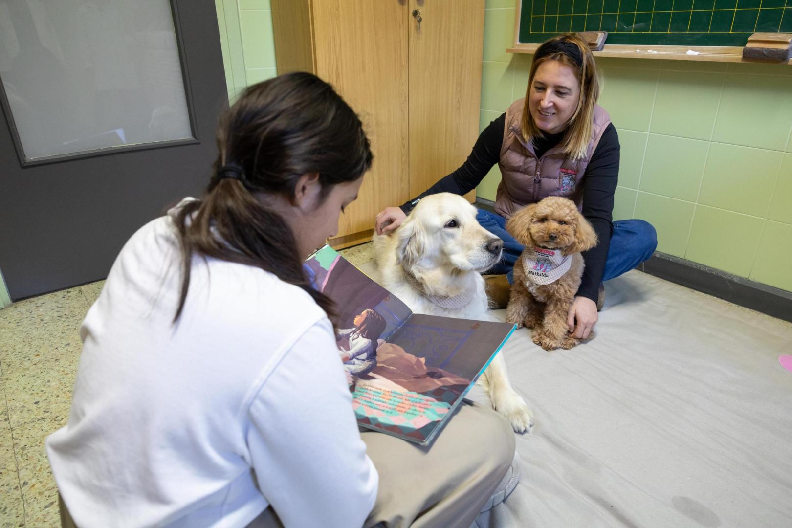 Elizabeth Francés (Mumkoa), junto a los perros ‘Klaus’ y ‘Mathilda’, en la sesión celebrada en la Anunciata