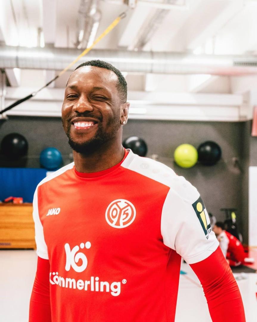 Sheraldo Becker, sonriente en un entrenamiento con el Mainz