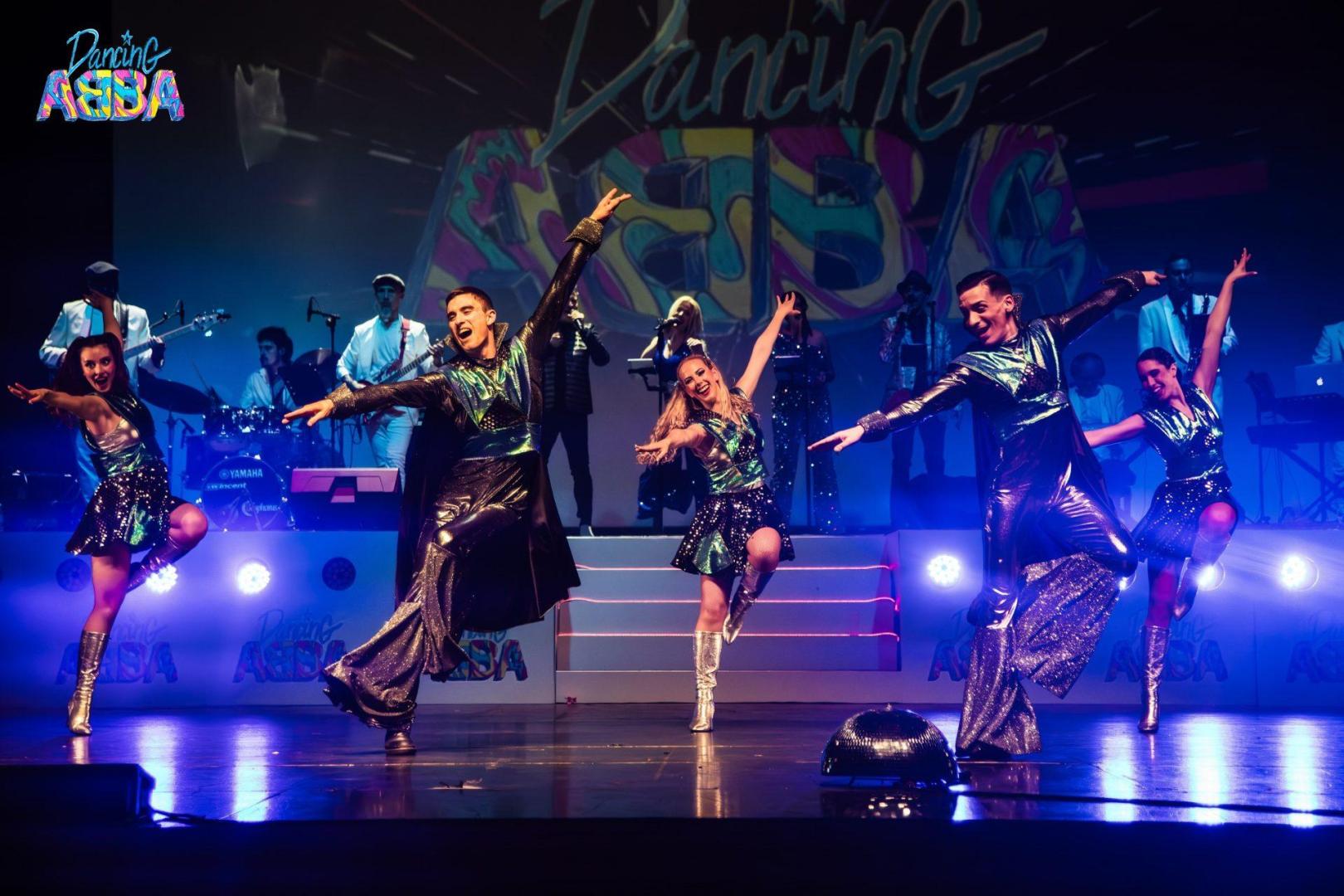 Este espectáculo reúne en el escenario a 10 músicos de pop-rock nacional y 16 bailarines y animadores