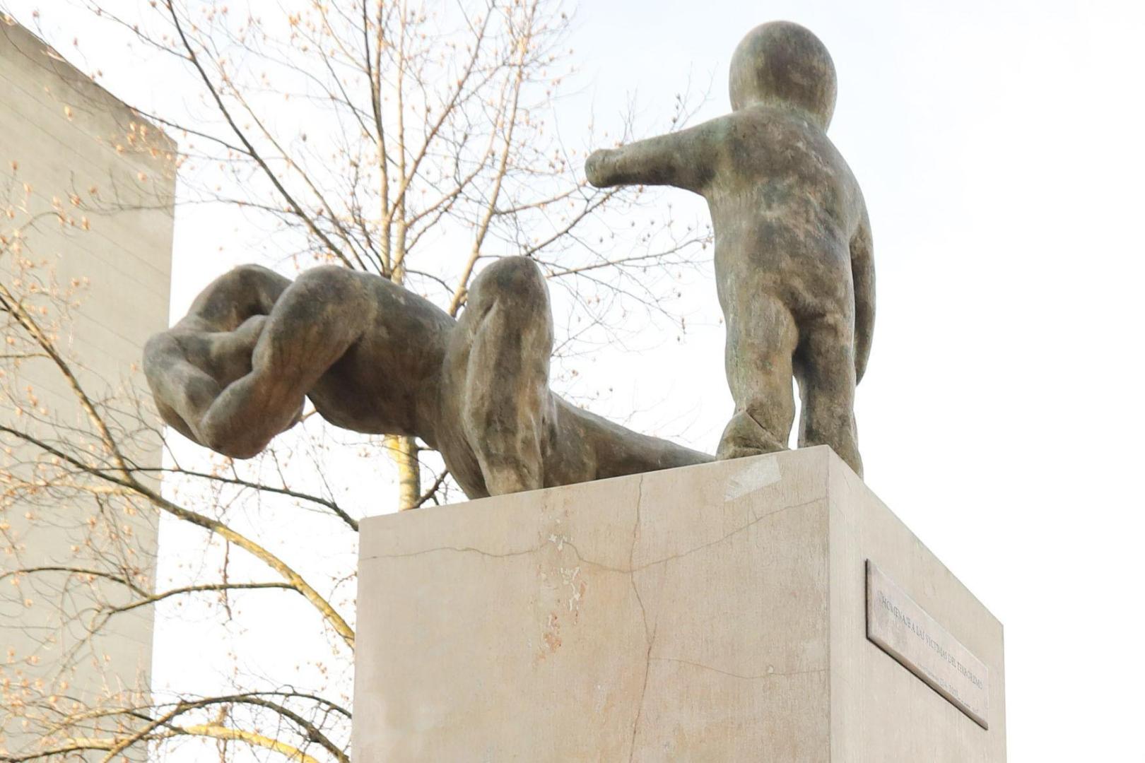 Escultura de Juan José Aquerreta que rinde homenaje a las víctimas del terrorismo en la plaza de la Constitución de Pamplona