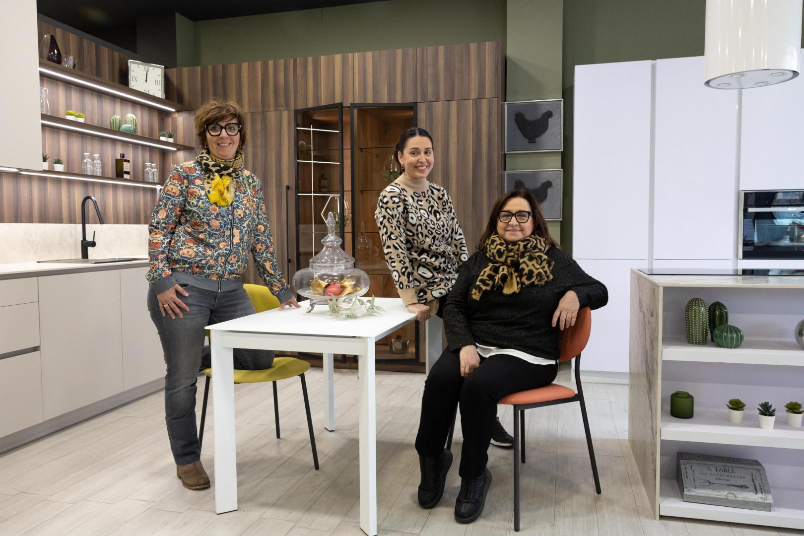 De izquierda a derecha: Marta Ríos Ramos (miembro del equipo) y las propietarias Adriana Ayala Rapún y su madre Mari Carmen Rapún León