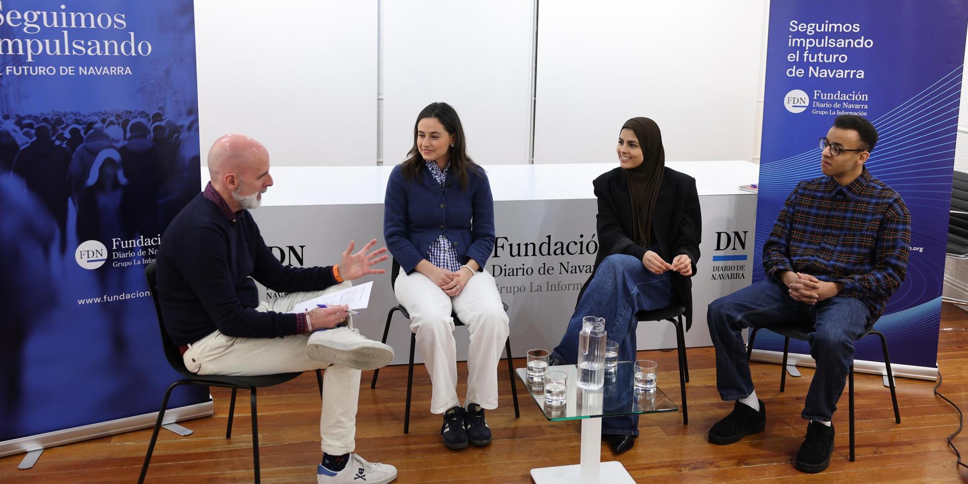 Desde la izquierda: Yulen Garmendia (Diario de Navarra), junto a Rahma Daira, Chaima Hainan y Abderrahmane Doukkali Filali, integrantes de la Asociación Juvenil Al-Rissala.