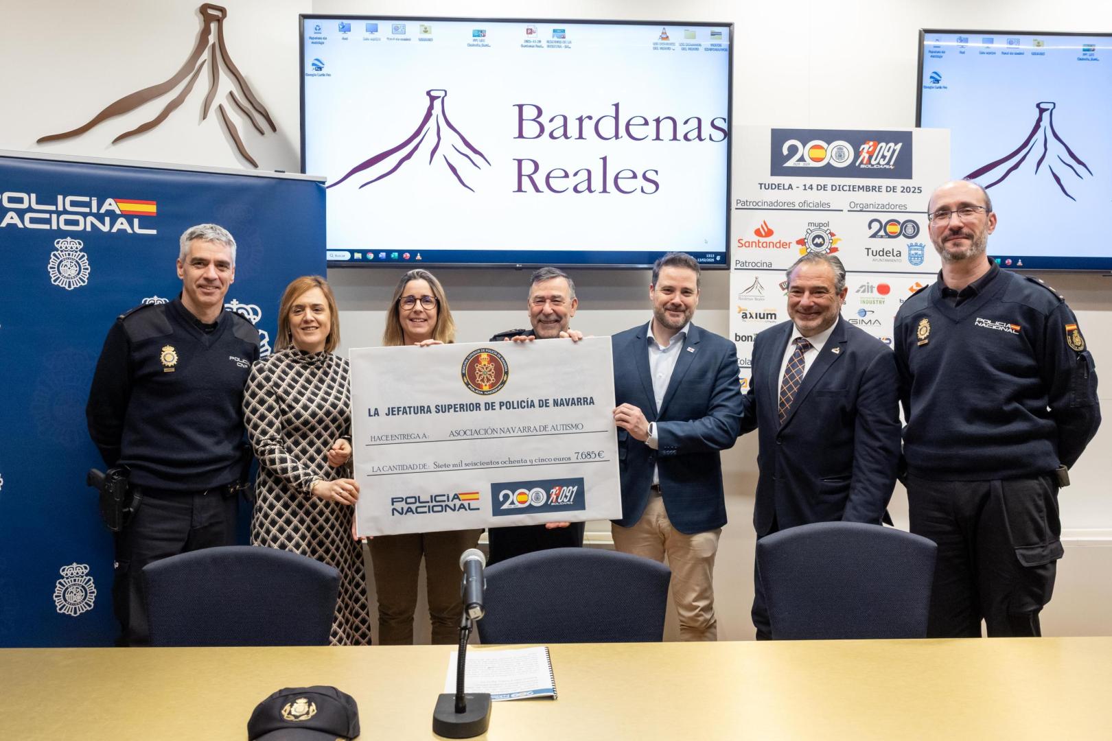 De izquierda a derecha: José Antonio Guillén Pineda (organizador de la carrera solidaria Ruta 091), Alicia Echeverría Jaime (delegada del Gobierno en Navarra); Paula Rodríguez Arruti (presidenta de ANA), Manuel Jesús del Collado Olivares (jefe superior de Policía de Navarra), Alejandro Toquero Gil (alcalde de Tudela), José María Agramonte Aguirre (Presidente de la Comunidad de Bardenas), y José Antonio Palacios Fatas (jefe de la comisaría de Policía Nacional en Tudela)