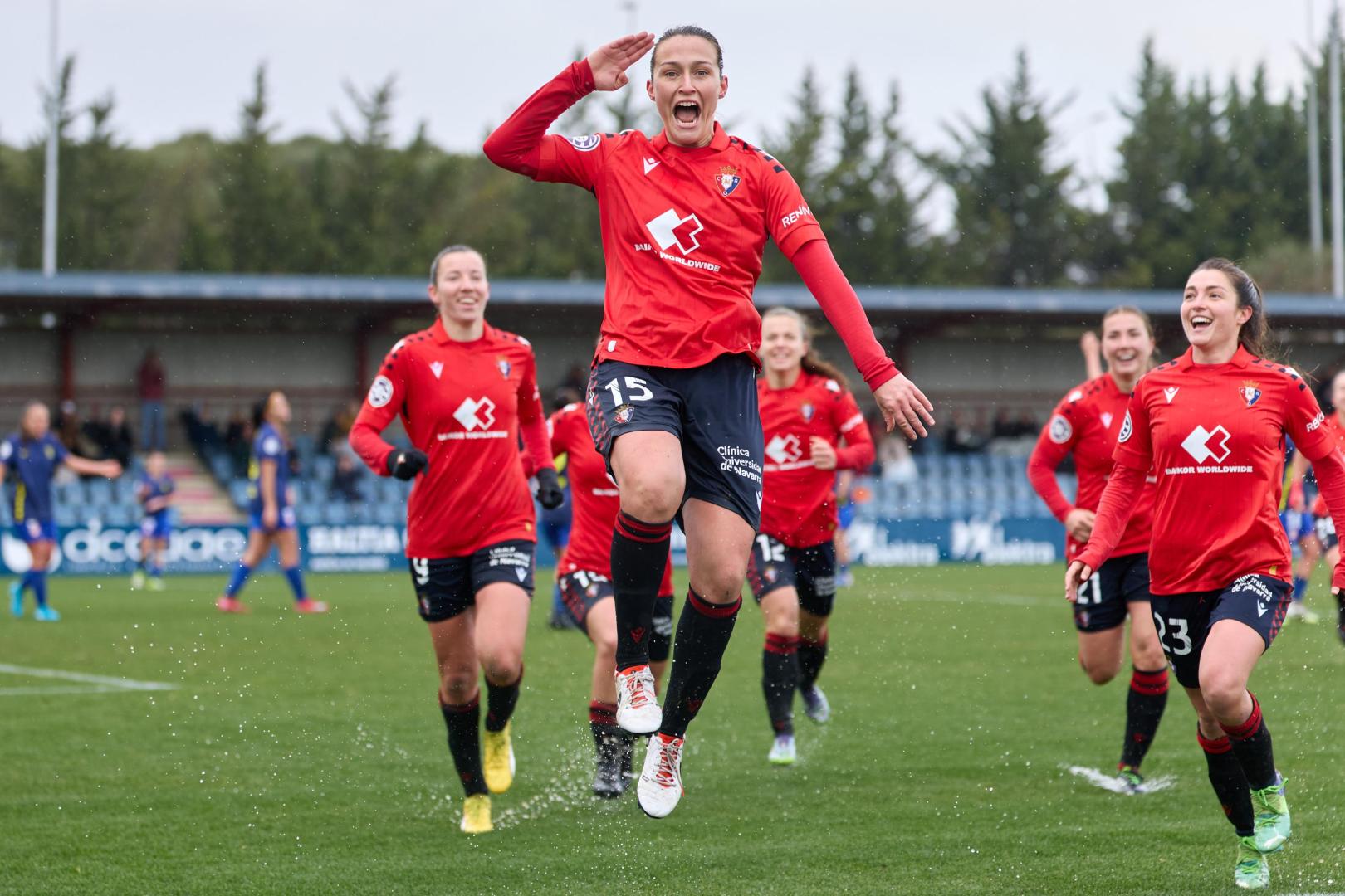 La autora del primer gol Andrea Palacios celebra junto a sus compañeras