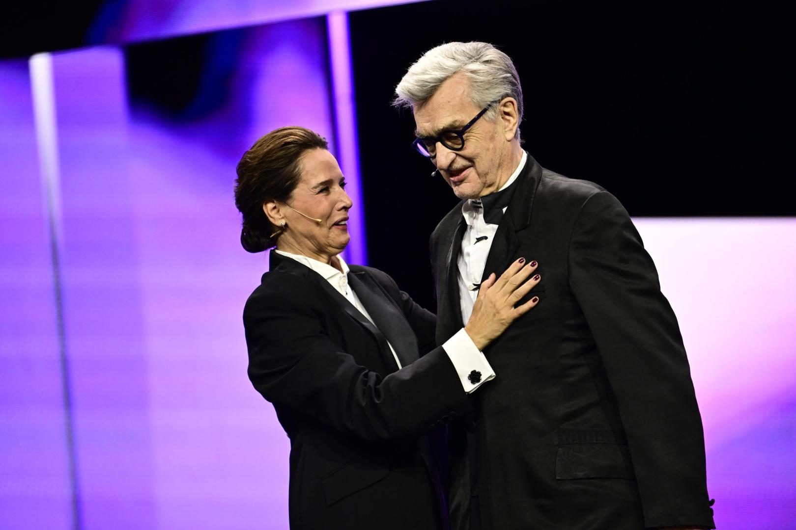 Desiree Nosbusch, presentadora, y Wim Wenders, presidente del jurado, durante la ceremonia de apertura de la Berlinale 2026.