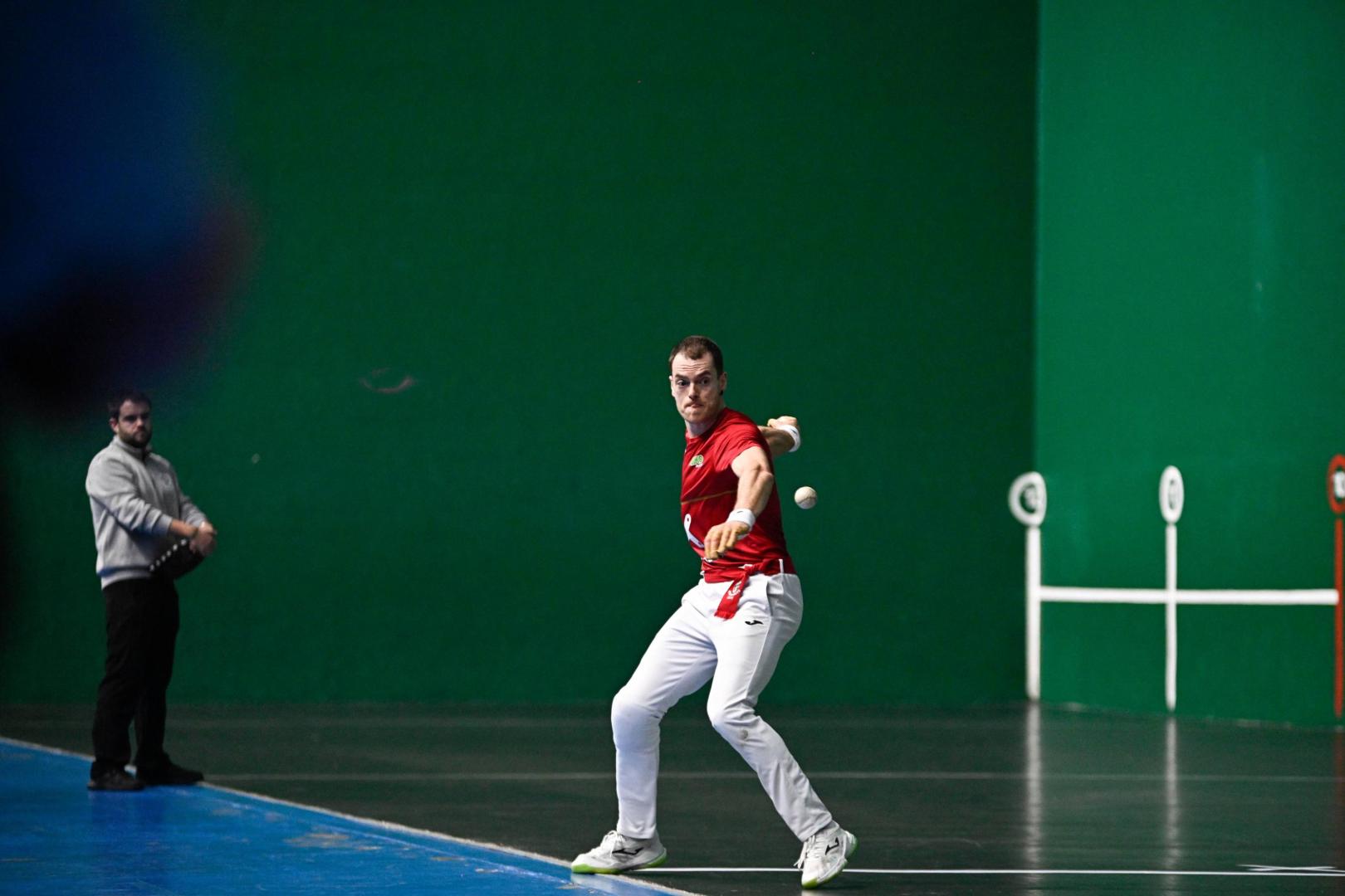 Unai Laso golpea a una pelota en el partido del pasado lunes en Tolosa.
