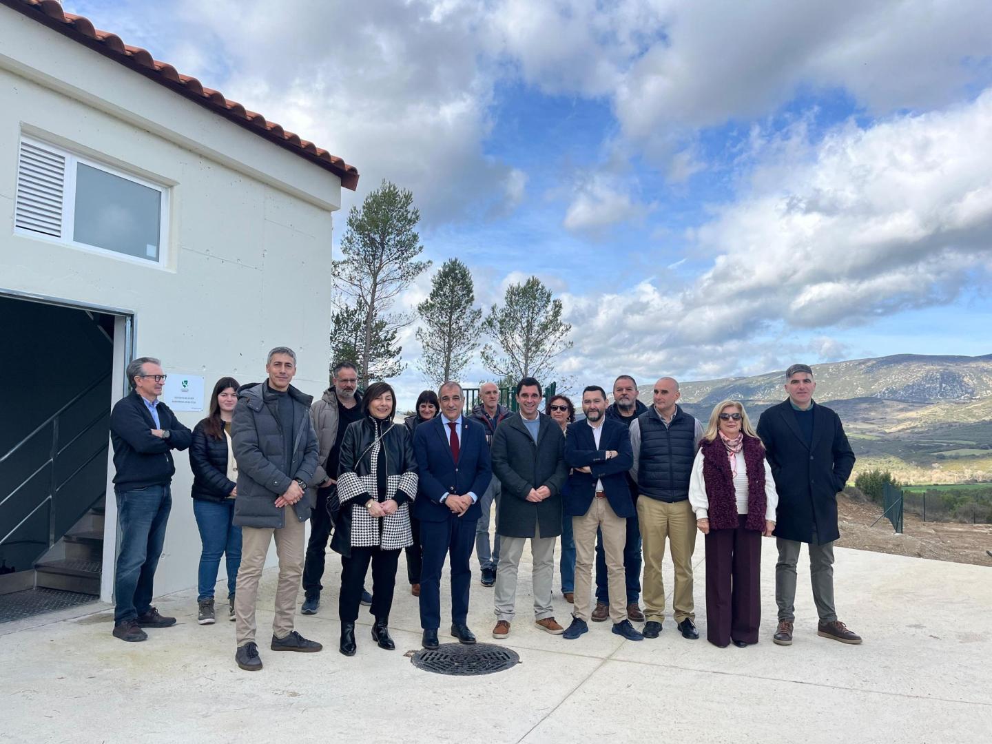 Autoridades locales, comarcales y forales, en la inauguración del nuevo depósito de agua de Javier
