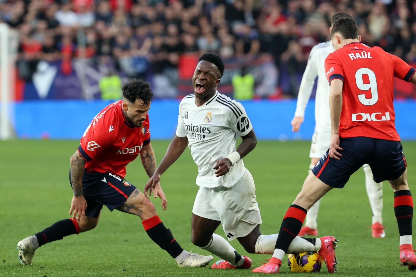 Vinicius exagera una caída ante Rubén García y Raúl la temporada pasada.