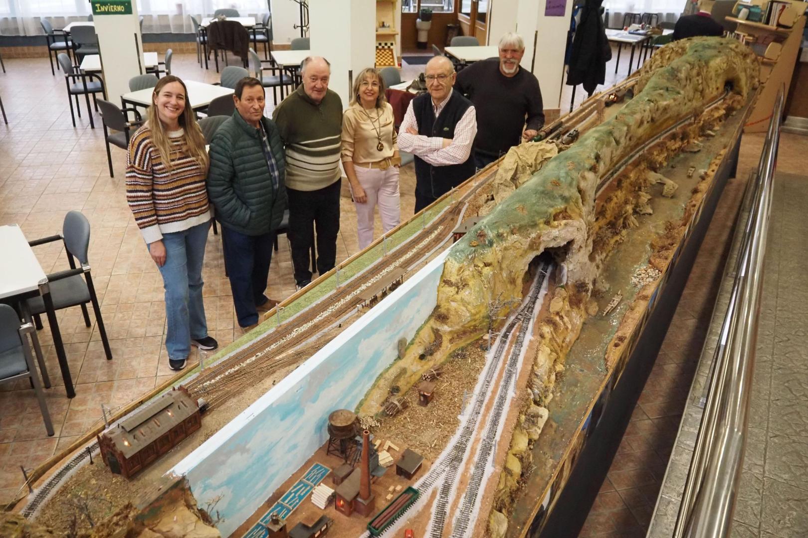 Desde la izda., posan junto a la maqueta que recoge hitos clave del recorrido del Tren Irati: Amaya Flores Del Redal, Manolo Martín Salas, Nacho Salsamendi Pérez, Paqui Funes Rodríguez, Francisco Javier Gómez Vique y Alberto Rodríguez Elizalde