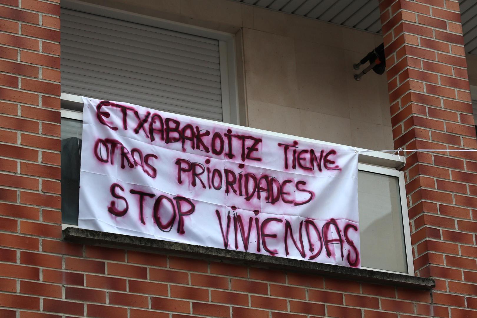 Una pancarta contraria al proyecto de la calle Remiro de Goñi en una vivienda de la zona