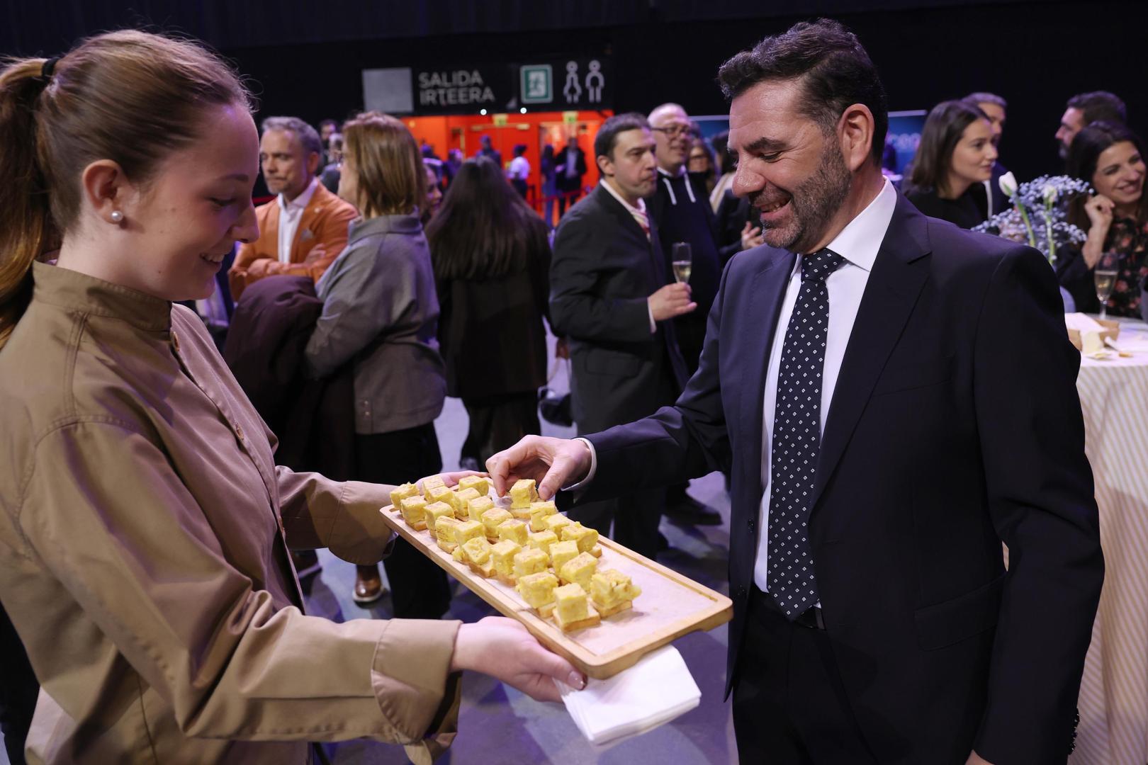 Sergio Beni sirviéndose un trozo de sus tortillas, que acapararon la atención en el aperitivo