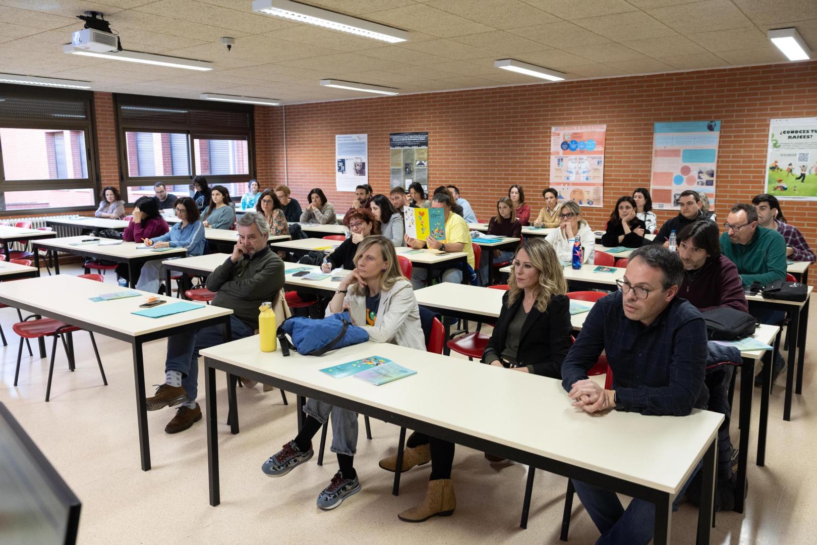 Imagen de los asistentes a la presentación de la guía en el IES Valle del Ebro de Tudela