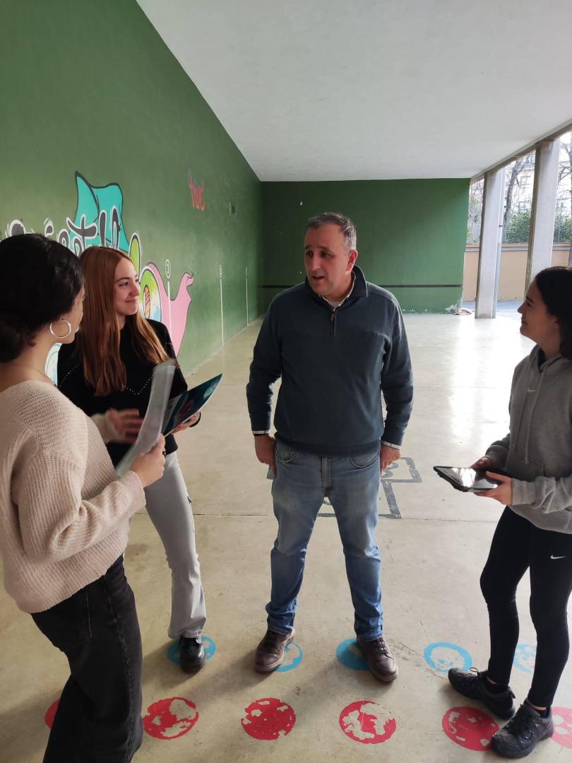 Jon Mendizabal, con alumnas del colegio Escolapios de Tafalla.