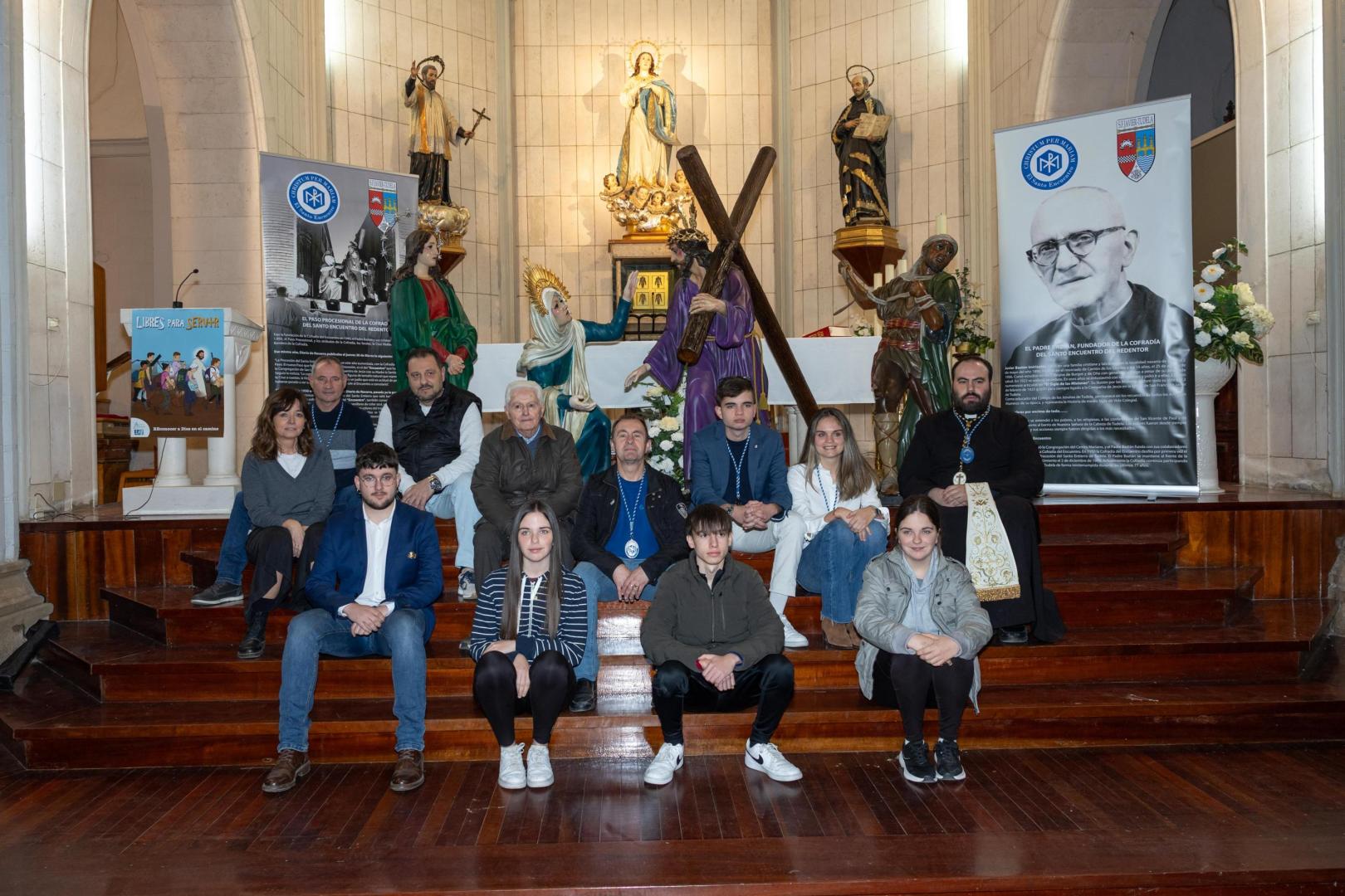 Asistentes a la presentación de la restauración del paso, con sus cuatro figuras tras ellos