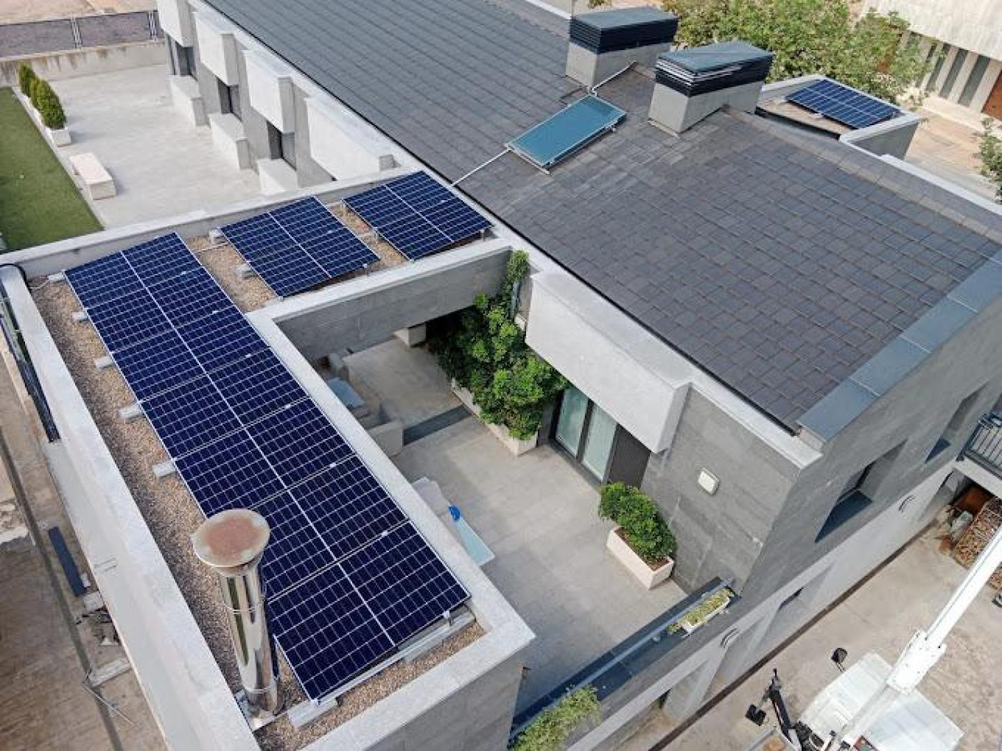 Instalación solar sobre una vivienda residencial