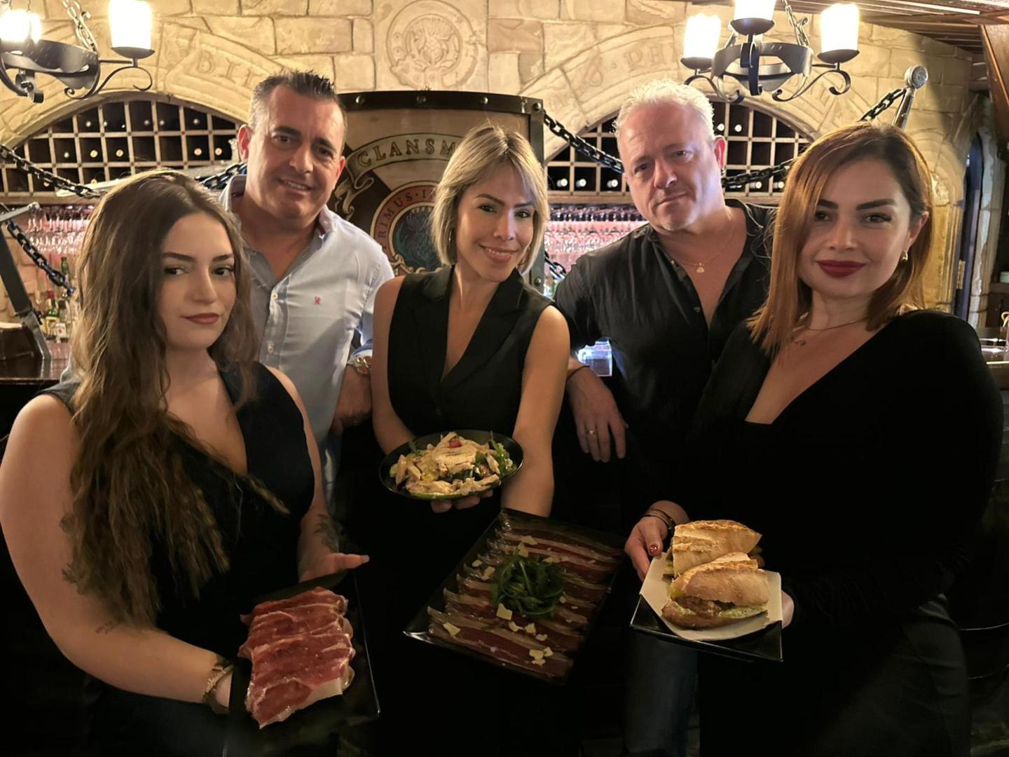 Parte del equipo del bar de Iturrama The Clansman Pub, que suma a su oferta una carta de picoteo: Jaqueline Osorio, Sergio Olaechea, Luisa Mariño, Aroa Olaechea y Pedro Olaechea