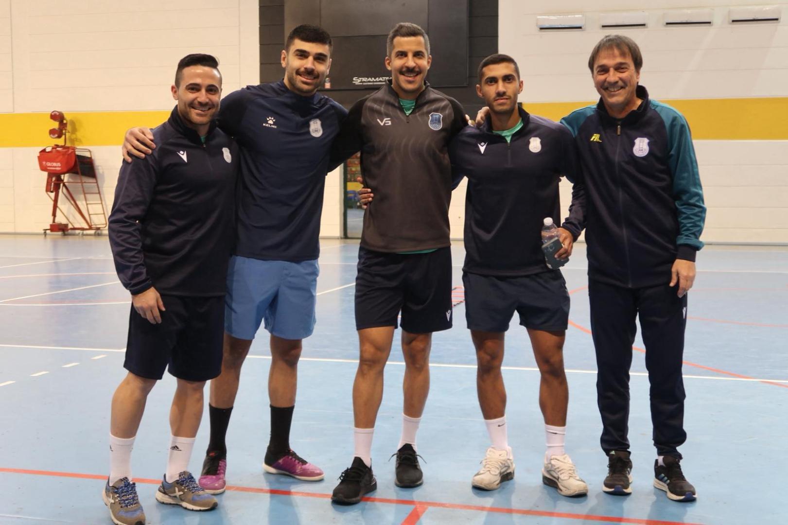 Imanol Arregui, con su cuerpo técnico en Kuwait
