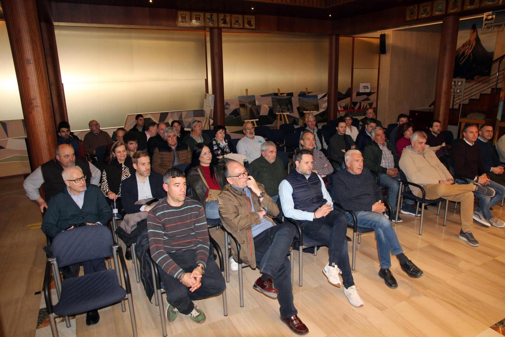 Imagen de parte de los asistentes a la reunión celebrada este lunes en la sede de la Comunidad de Bardenas Reales en Tudela