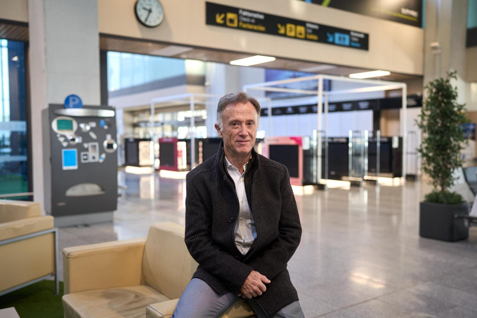 NUEVA ETAPA. Txomin Baztán Ilundáin, comandante navarro recién jubilado después de casi cuatro décadas en Iberia, posa minutos después de aterrizar en el aeropuerto de Pamplona el pasado 18 de febrero. “Es la primera vez que me subo a un avión desde que dejé de pilotar. He sentido un puntito de añoranza, pero todo el mundo me decía que lo iba a llevar peor y, la verdad, estoy en paz”