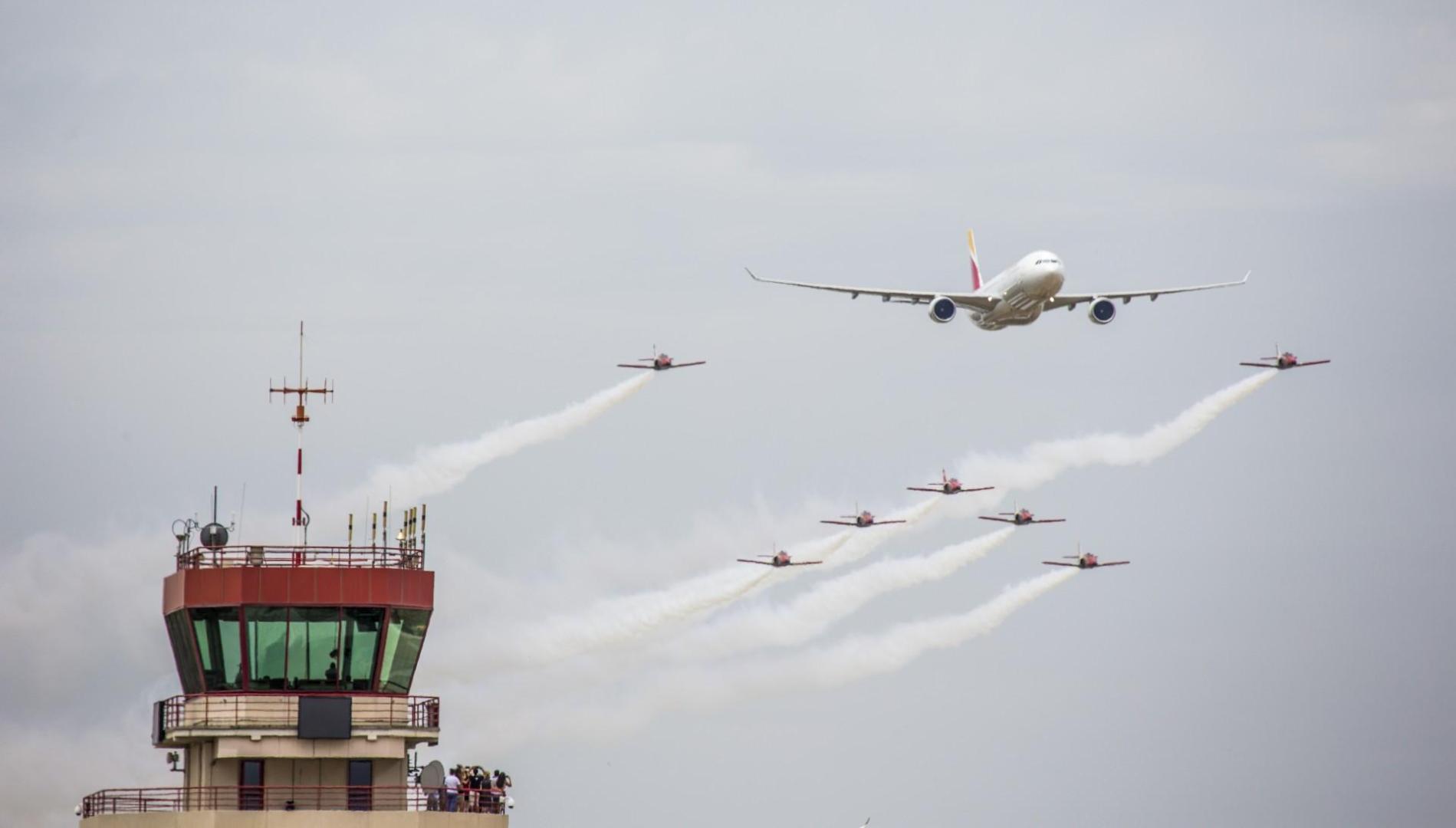 EXHIBICIÓN. En 2017, el piloto pamplonés voló sobre el aeropuerto de Cuatro Vientos, en Madrid, junto a la Patrulla Águila, del Ejército del Aire, para celebrar el 90 aniversario de Iberia