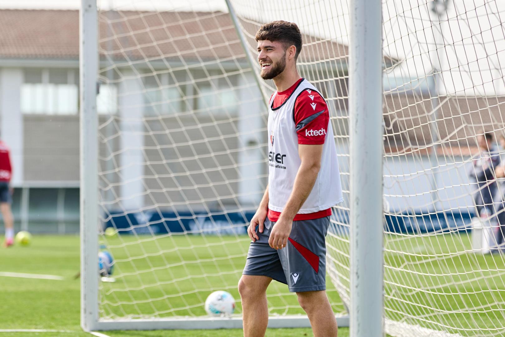 Iker Muñoz, sonriente en la sesión de entrenamiento celebrada este jueves en Tajonar.