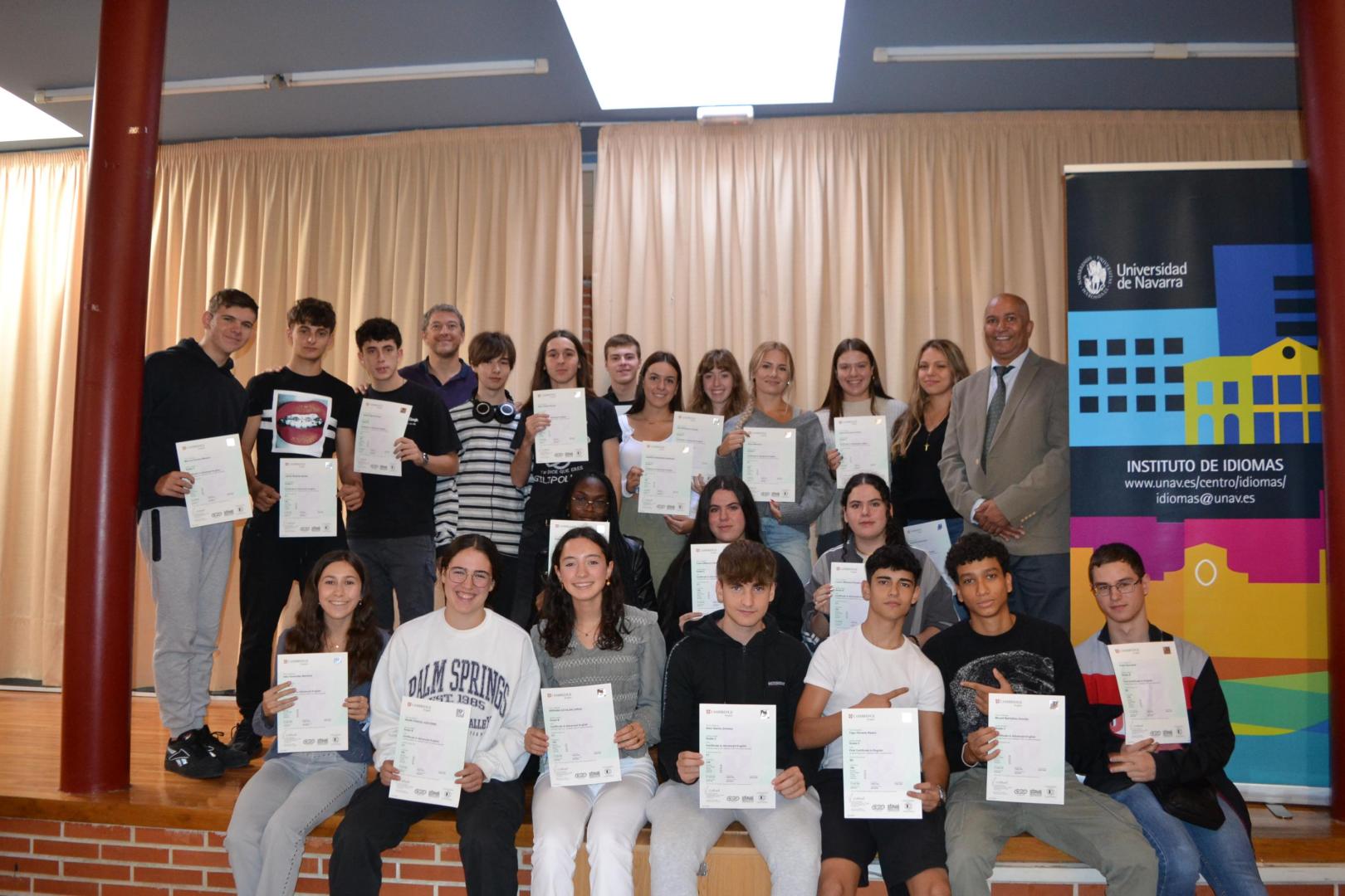 Alumnado del IES Basoko recibiendo el título de idiomas entregado por el representante de Cambridge