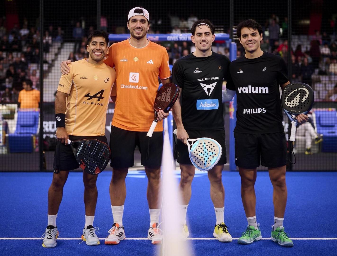 Guillermo Chingotto, Alejandro Galán, Jon Sanz y Coki NIeto, antes de iniciar la semifinal en el Premier Padel Gijón P2,