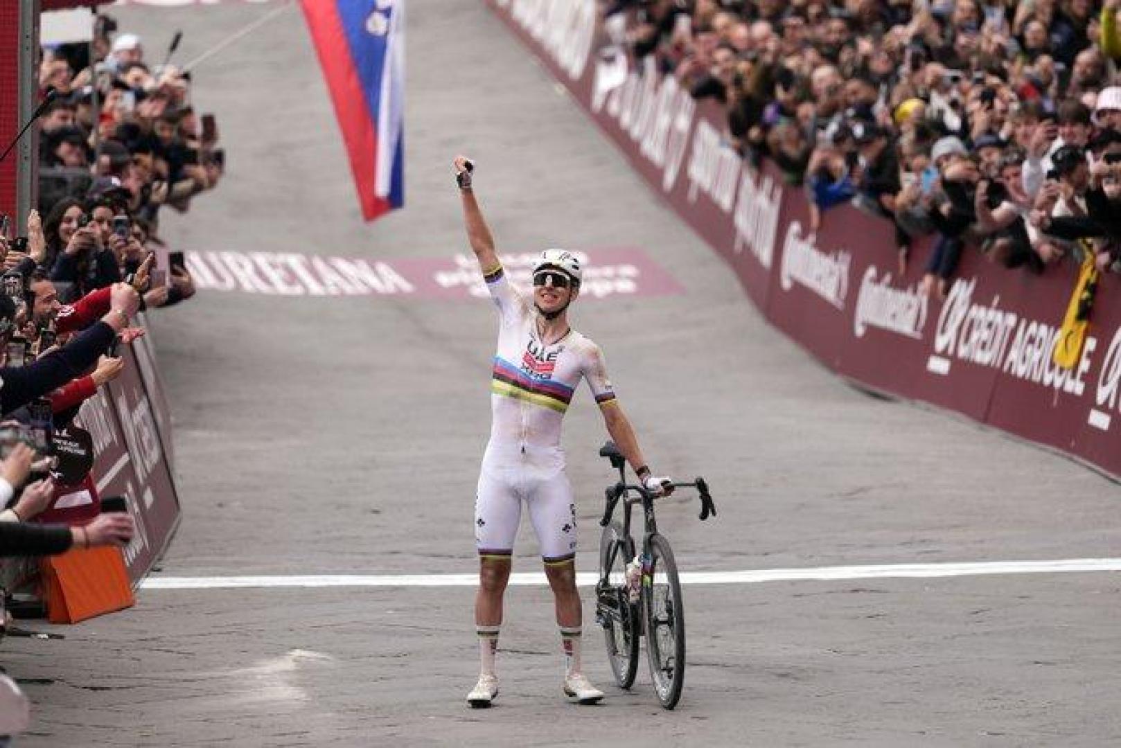 Pogacar celebra su victoria en la Strade Bianche.
