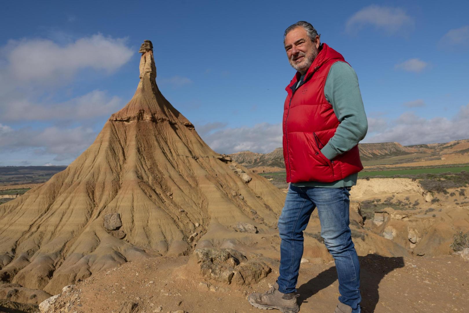 El presidente de Bardenas, José Mª Agramonte, posa ante el cabezo de Castildetierra, donde se aprecia el deslizamiento de tierra