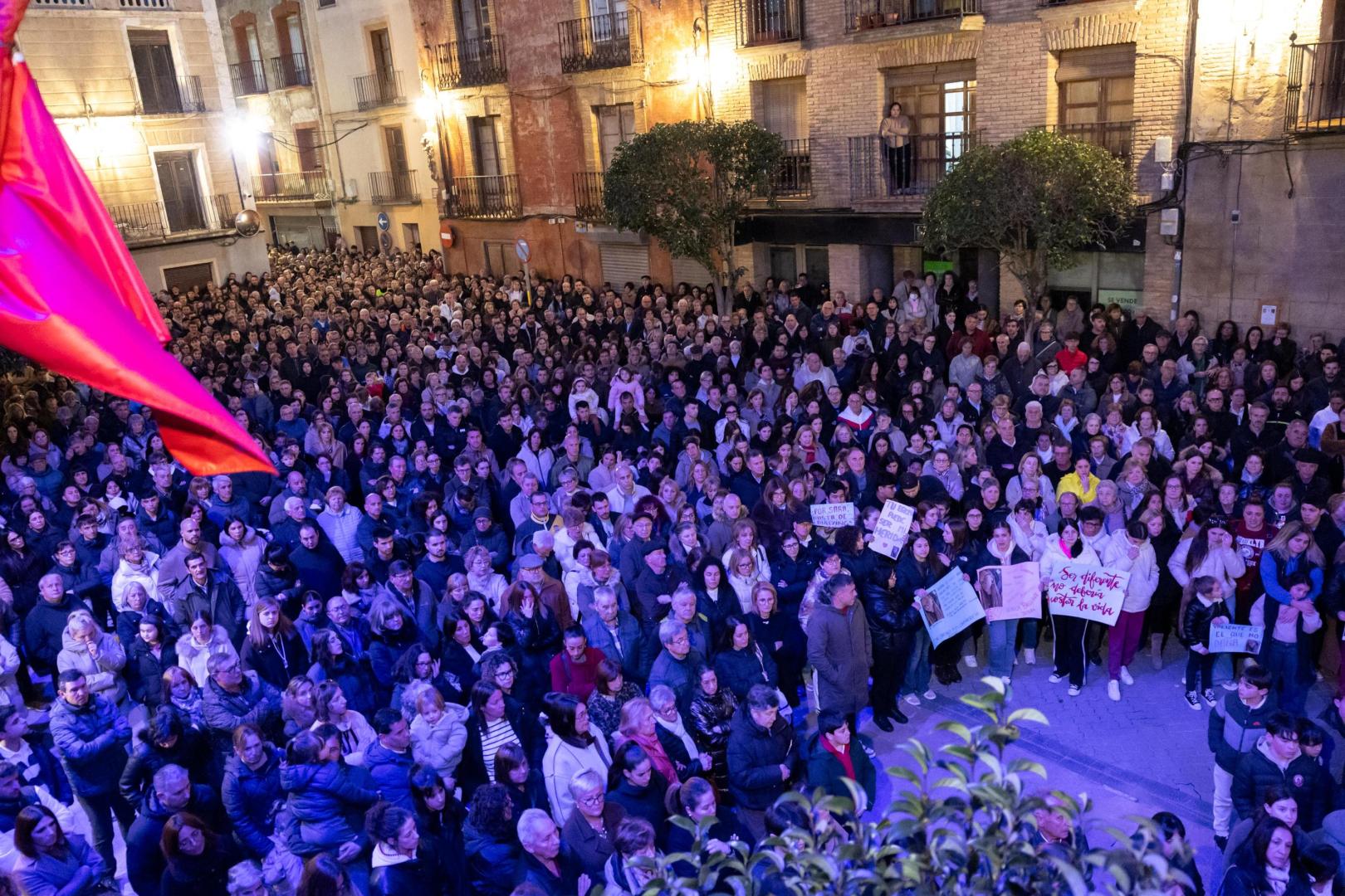 Imagen de la plaza de los Fueros de Cintruénigo durante la concentración en recuerdo a Sara Jiménez Jiménez