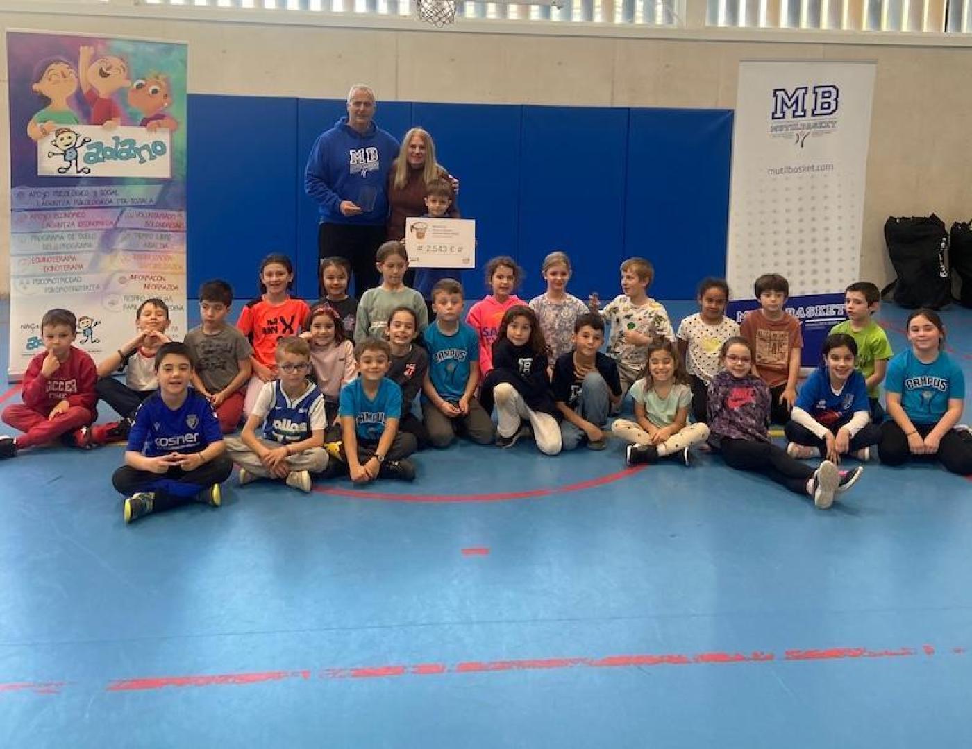 Los benjamines del Club, en el acto de entrega del dinero recaudado
