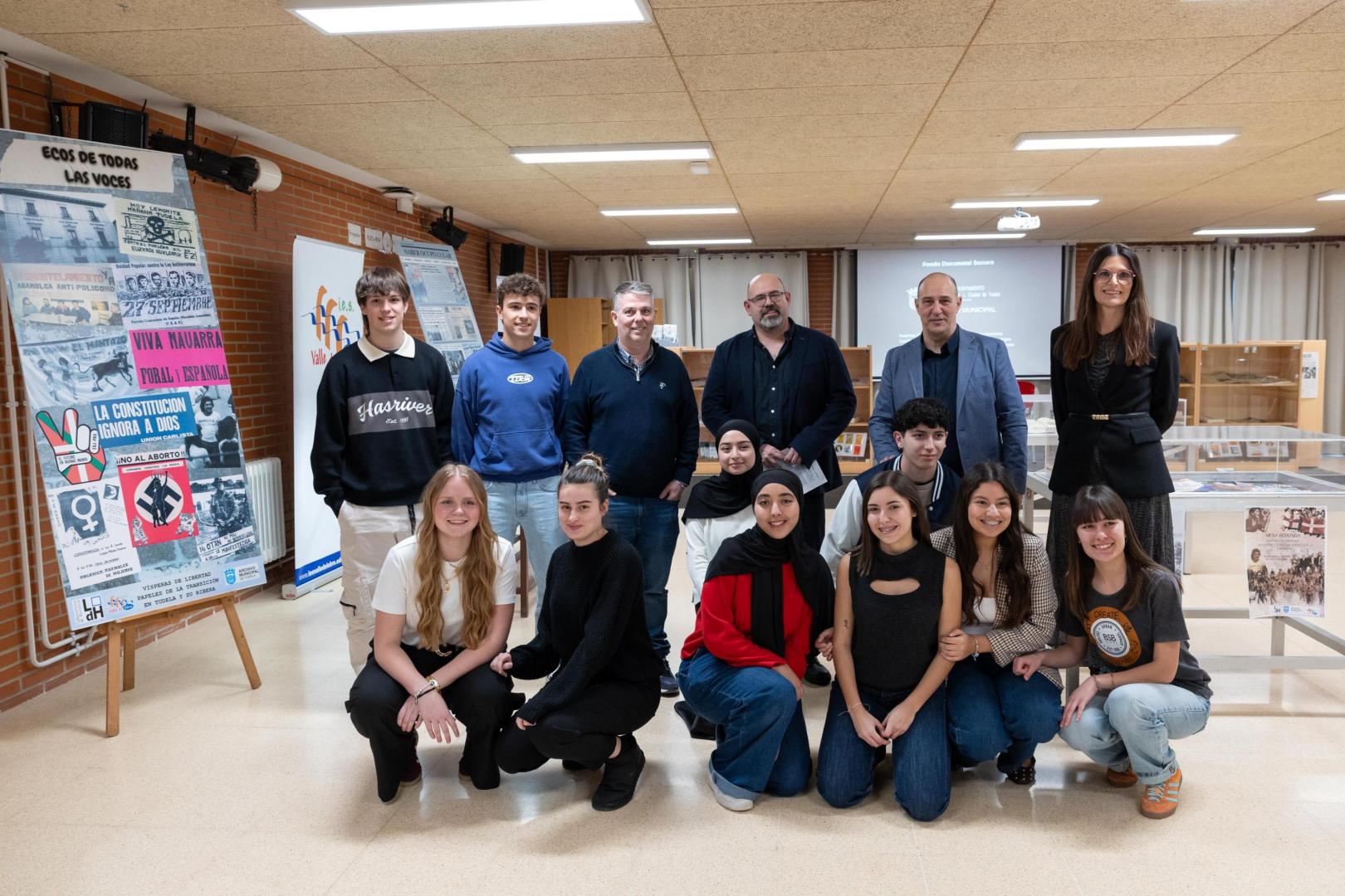 Alumnos, profesores y colaboradores de la exposición, junto a uno de los paneles de la muestra