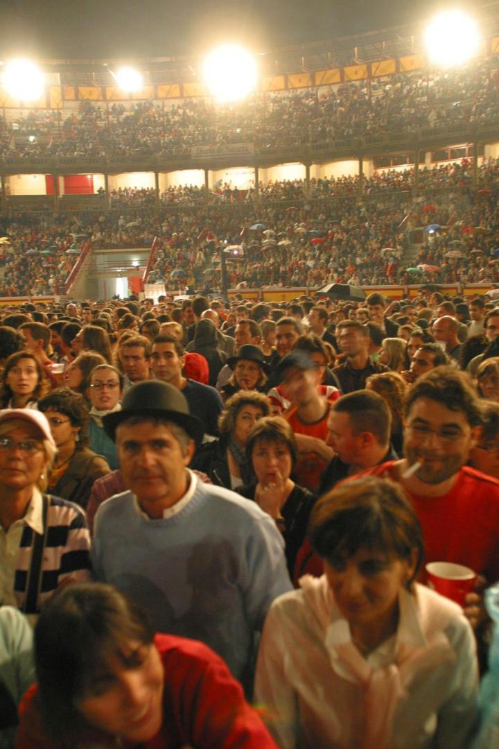 Numerosos espectadores llevaron bombines al concierto