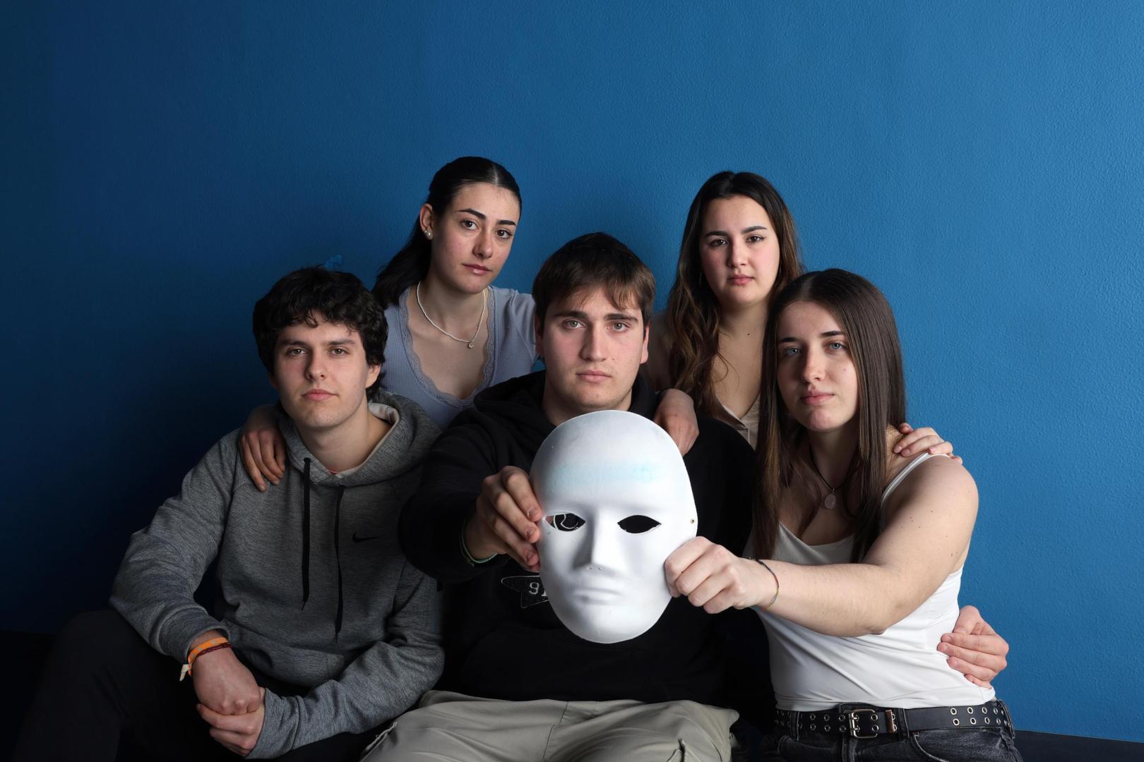 Los cinco estudiantes de segundo de Magisterio tenían entre 13 y 14 años cuando se decretó el confinamiento. En la imagen, tomada en el edificio de El Sario de la UPNA, aparecen delante Oier Flores, Julen Iturrarte y June Elía; detrás, Nora García y Claudia Idoate.