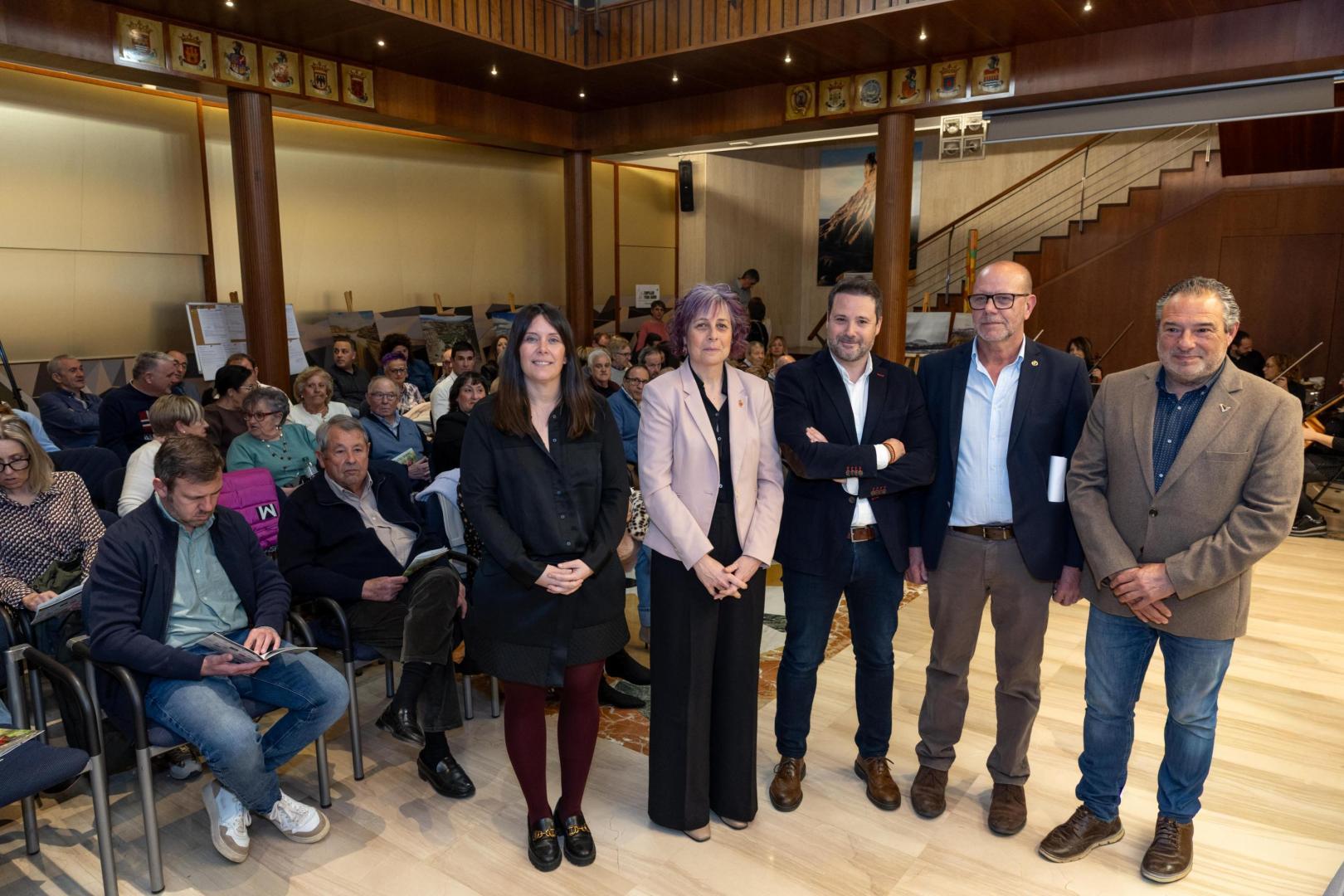 De izda. a dcha.: Irune García, Rebeca Esnaola, Alejandro Toquero, Celes Sebastián, y José Mª Agramonte, ante el público asistente a la presentación de las Fiestas de la Verdura 2026