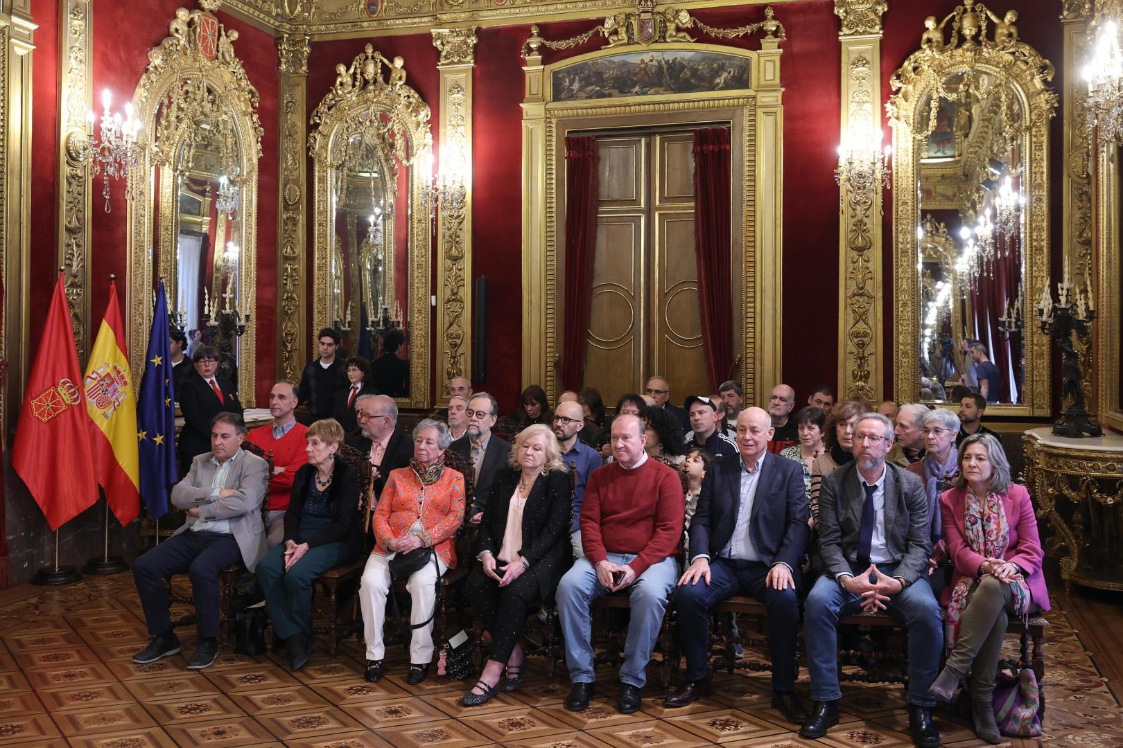 Algunos de los donantes de objetos de valor, durante el acto de reconocimiento que se celebró en el Palacio de Navarra