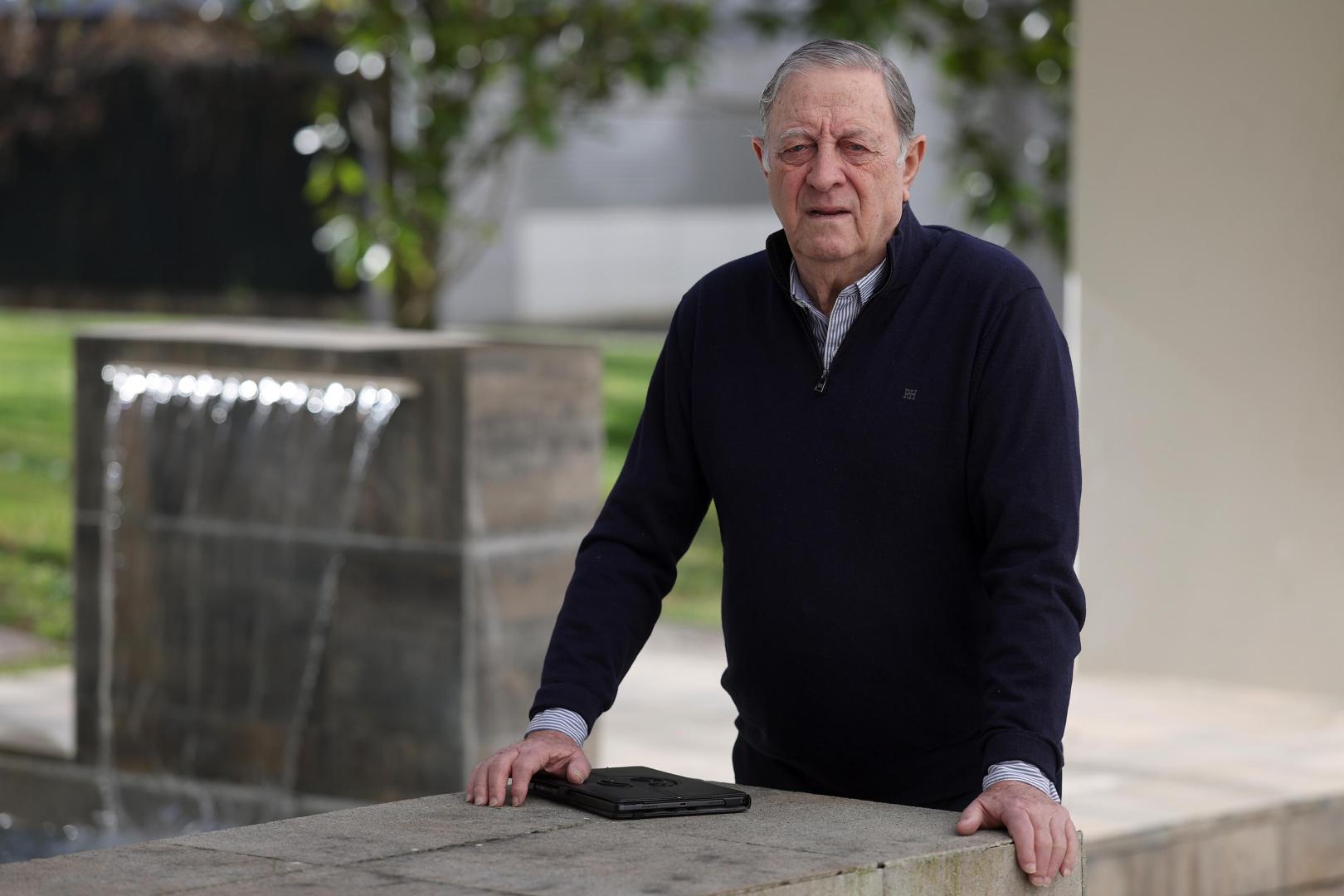 José Emilio Olivera, en el patio interior de su casa de Pamplona