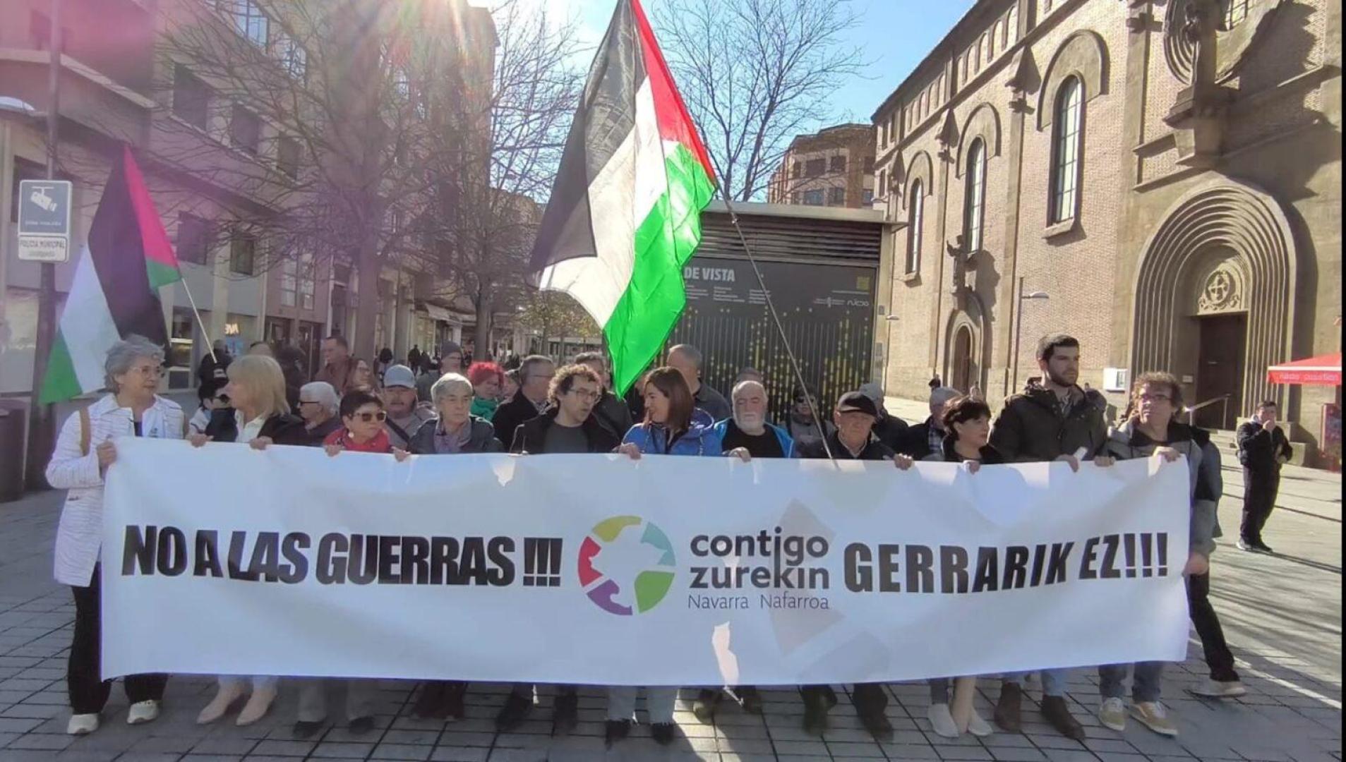 Concentración contra las guerras que convocó el viernes 13 de marzo Contigo Navarra frente a la delegación del Gobierno y a la que asistieron los dirigentes de Podemos, IU y Batzarre