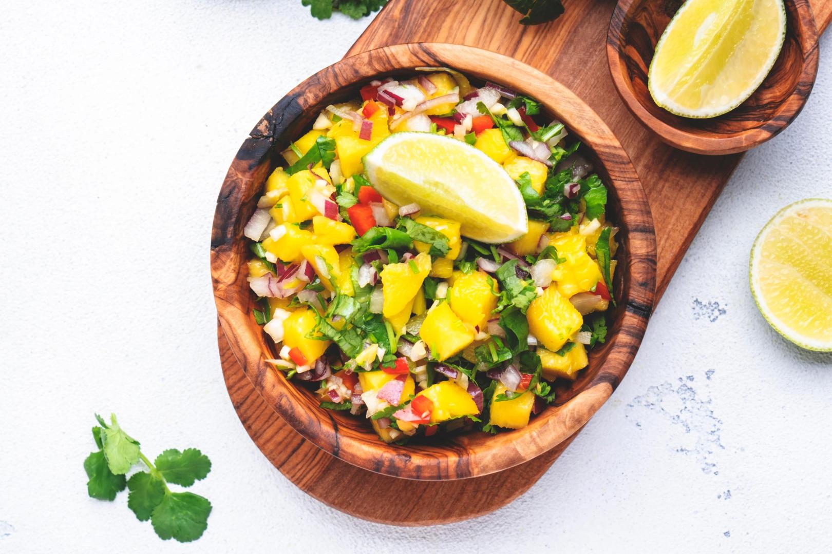 Una de las formas más sencillas de incluirlas en nuestra dieta diaria es añadiéndolas a una ensalada