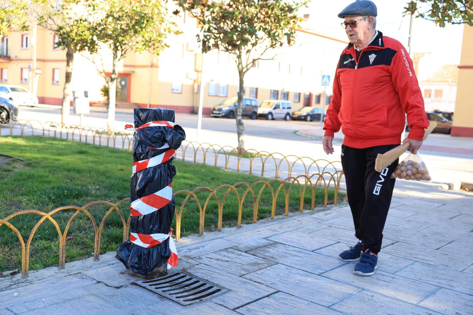 El vecino de Castejón Jesús Rota Merle, junto a una de las fuentes clausuradas
