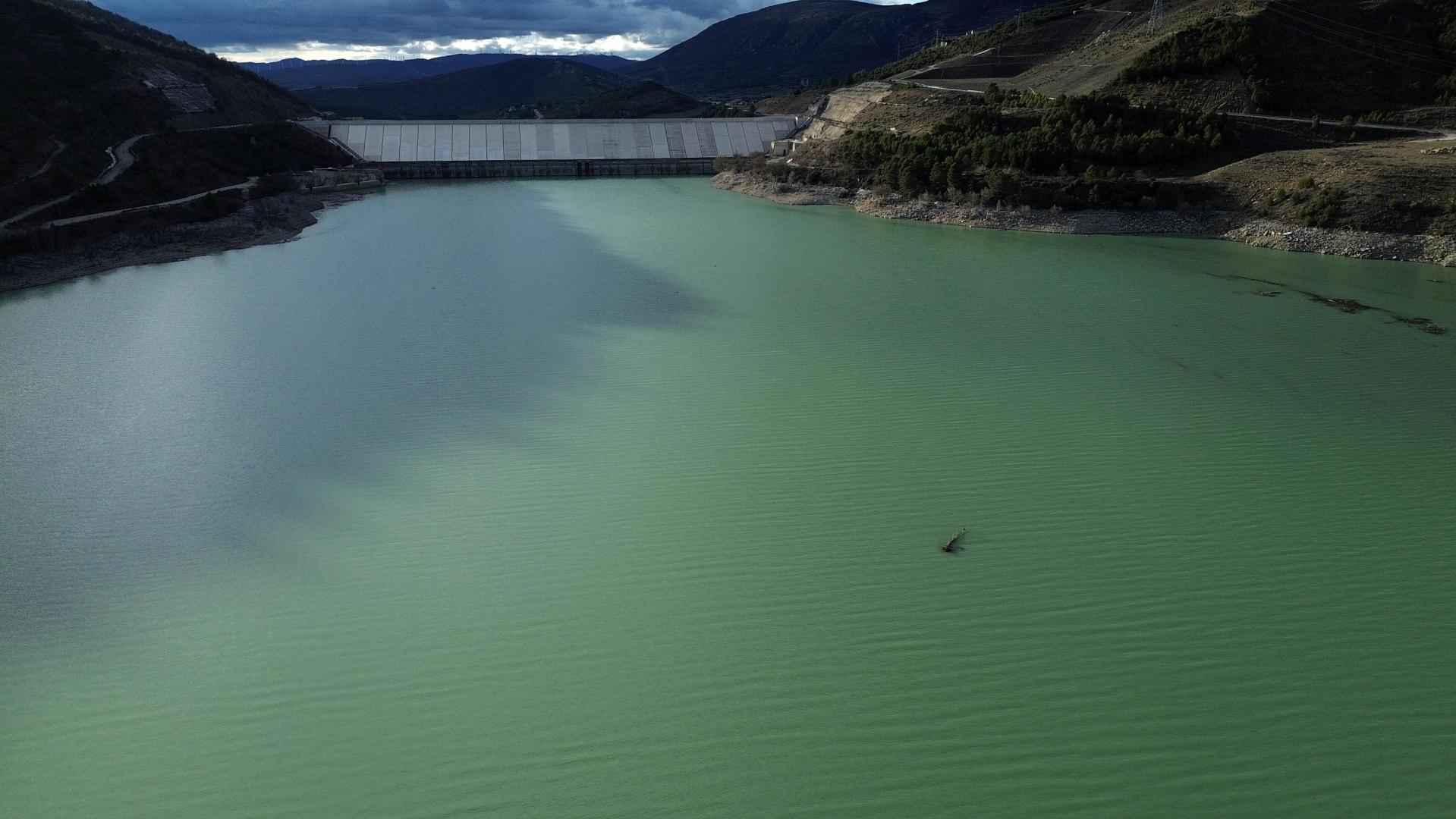 La reserva de agua de los embalses navarros desciende ligeramente esta semana. En la imagen, vista de Yesa el pasado febrero