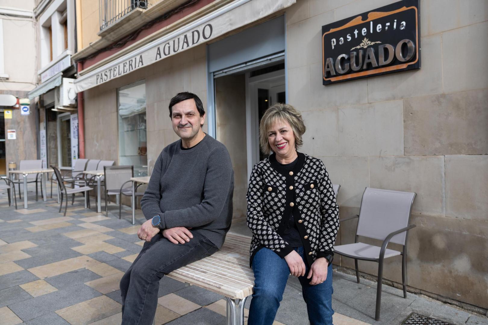 Los hermanos José Luis y Aurora Aguado Calvo, ante la pastelería que regentan en la calle Herrerías de Tudela