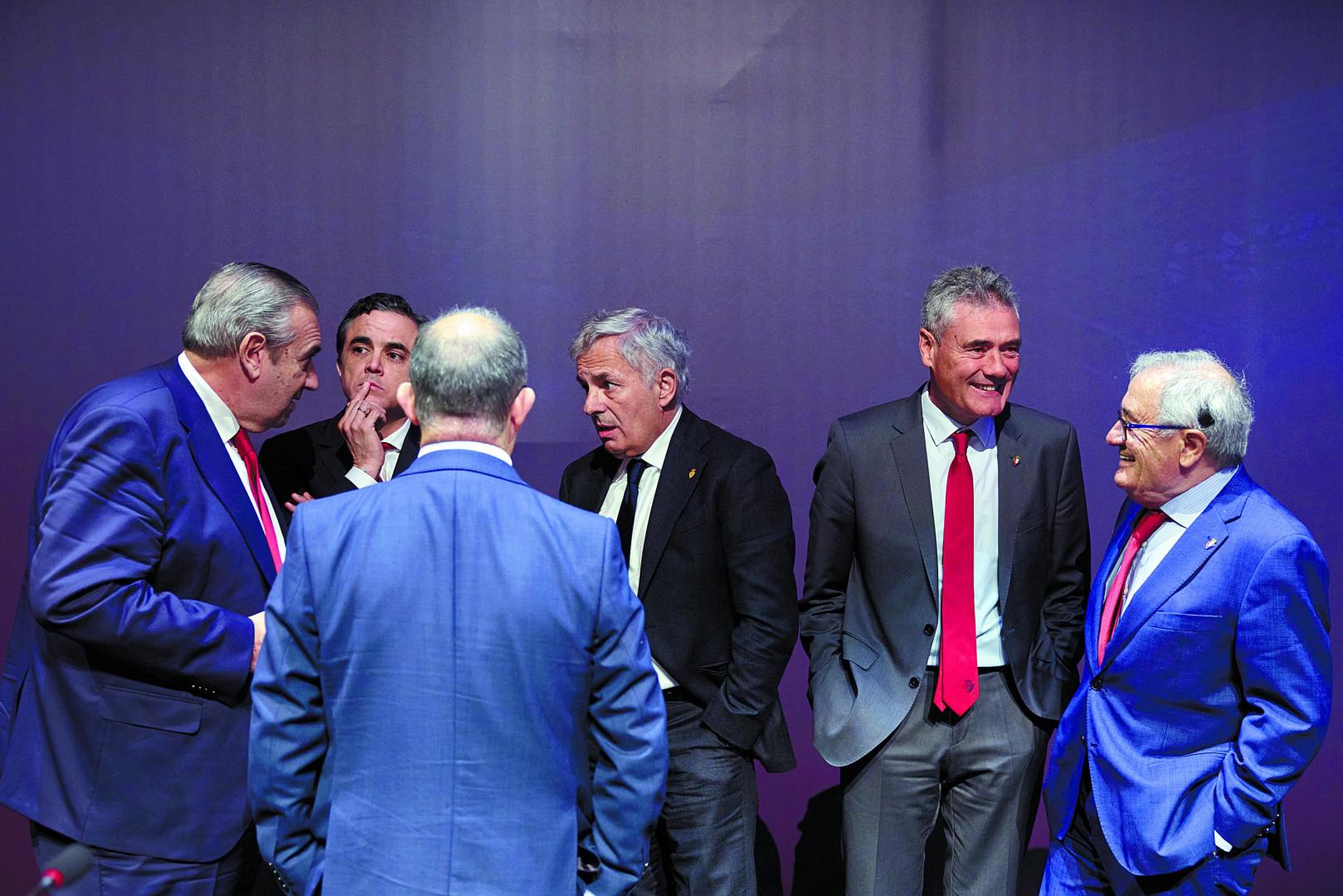 Los directivos Miguel Salcedo, Ignacio Busto, Josetxo Pérez de Zabalza, Fran Canal (director general), José Andrés Burguete y Luis Sabalza, en la pasada asamblea de compromisarios.garzaron