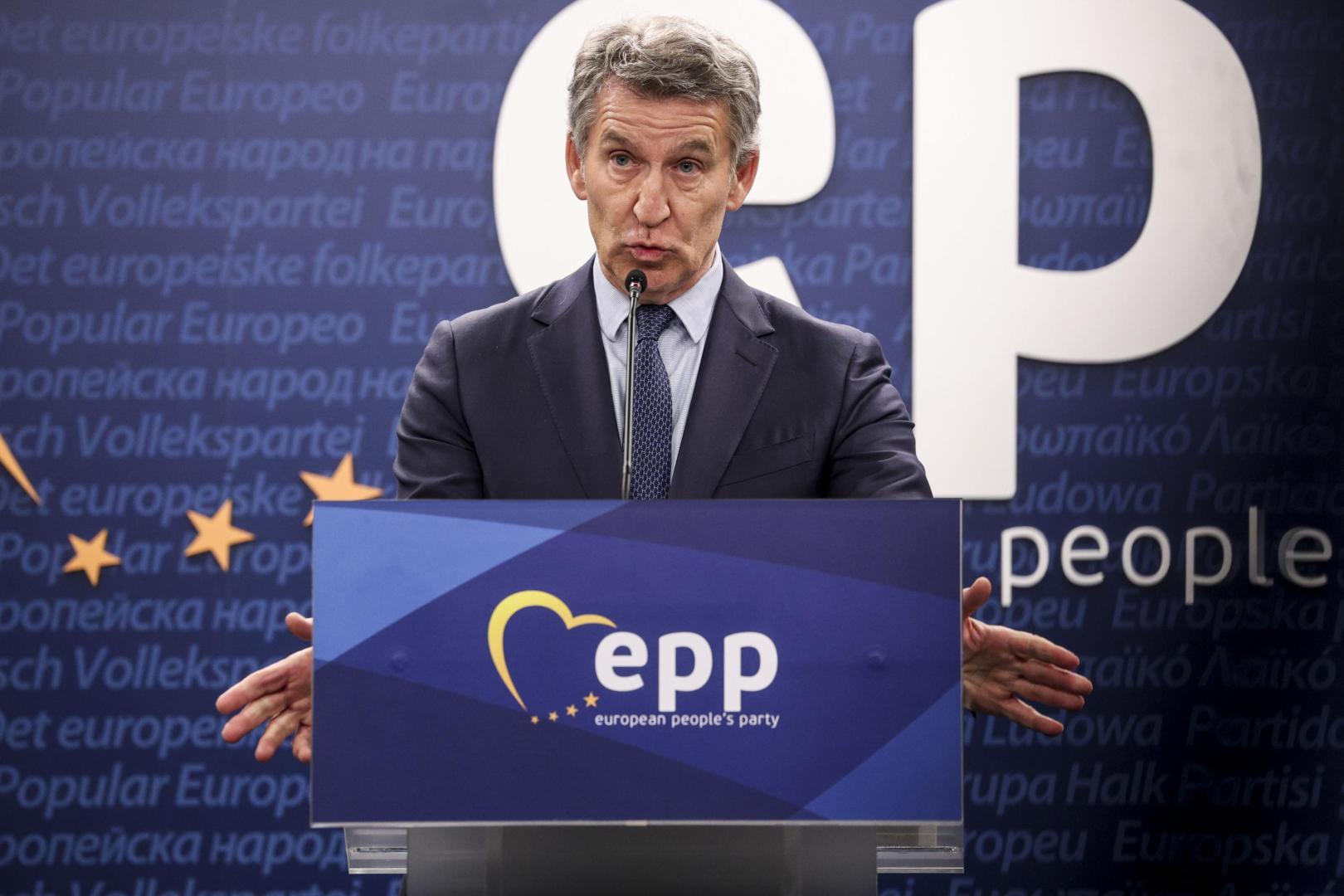 El líder del Partido Popular, Alberto Núñez Feijóo, da una rueda de prensa en Bruselas este jueves, tras encontrarse con otros líderes del Partido Popular Europeo (EPP)