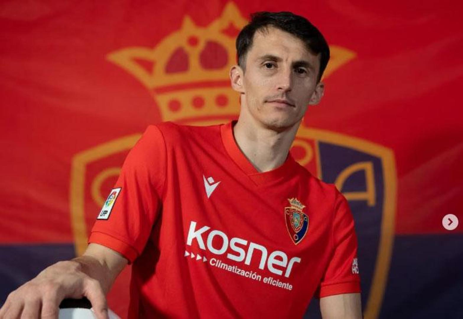Budimir, con la camiseta retro de Osasuna