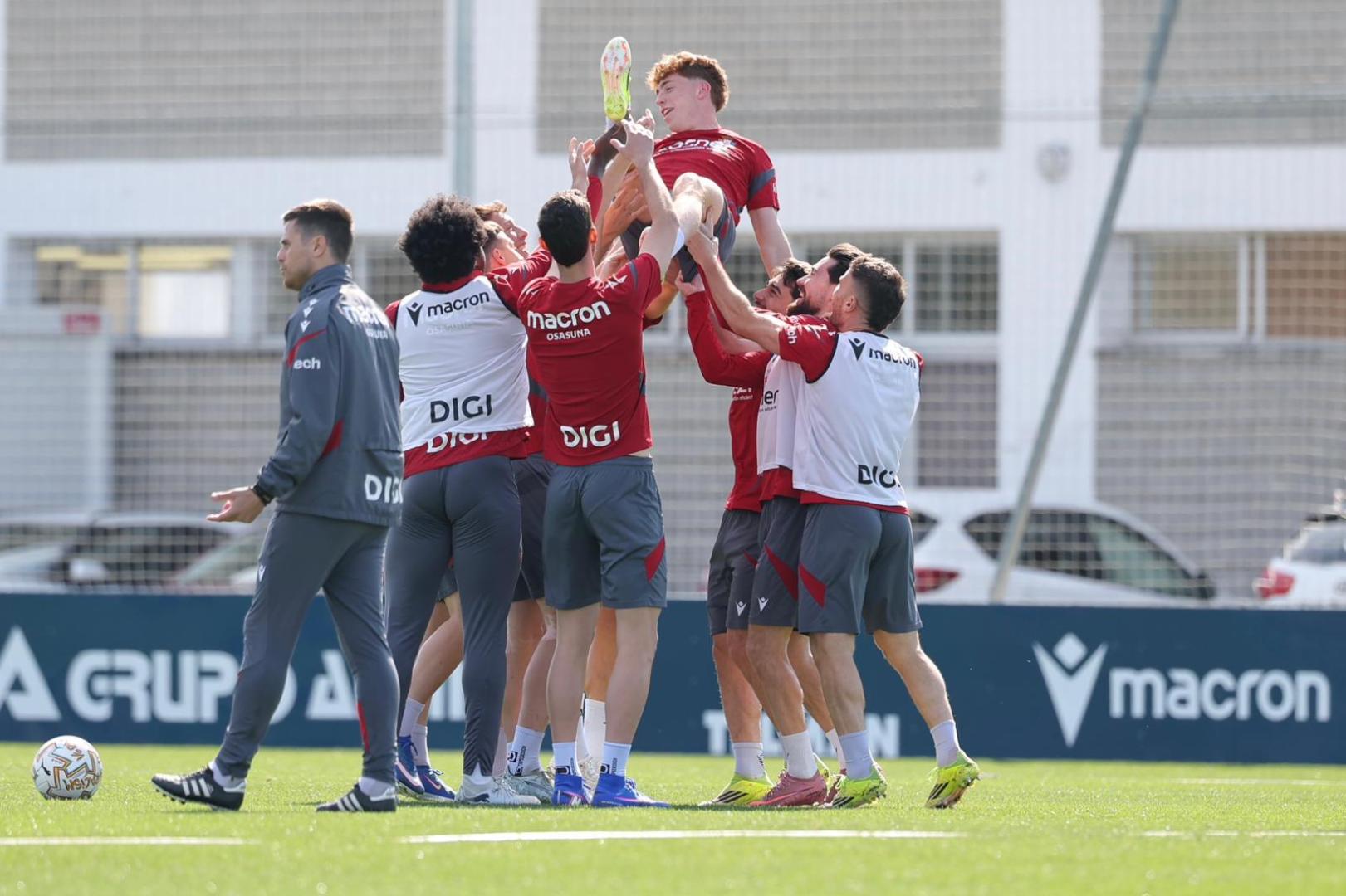 Víctor Muñoz ha sido manteando por sus compañeros al recibir la noticia en el entrenamiento